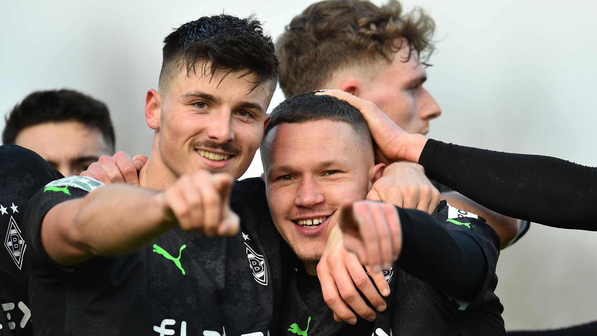 Phil Beckhoff (r.) aus der U23 von Borussia Mönchengladbach feiert mit seinem Teamkollegen Semir Telalovic einen Treffer am 4. Februar 2023 im Spiel gegen Fortuna Düsseldorf.