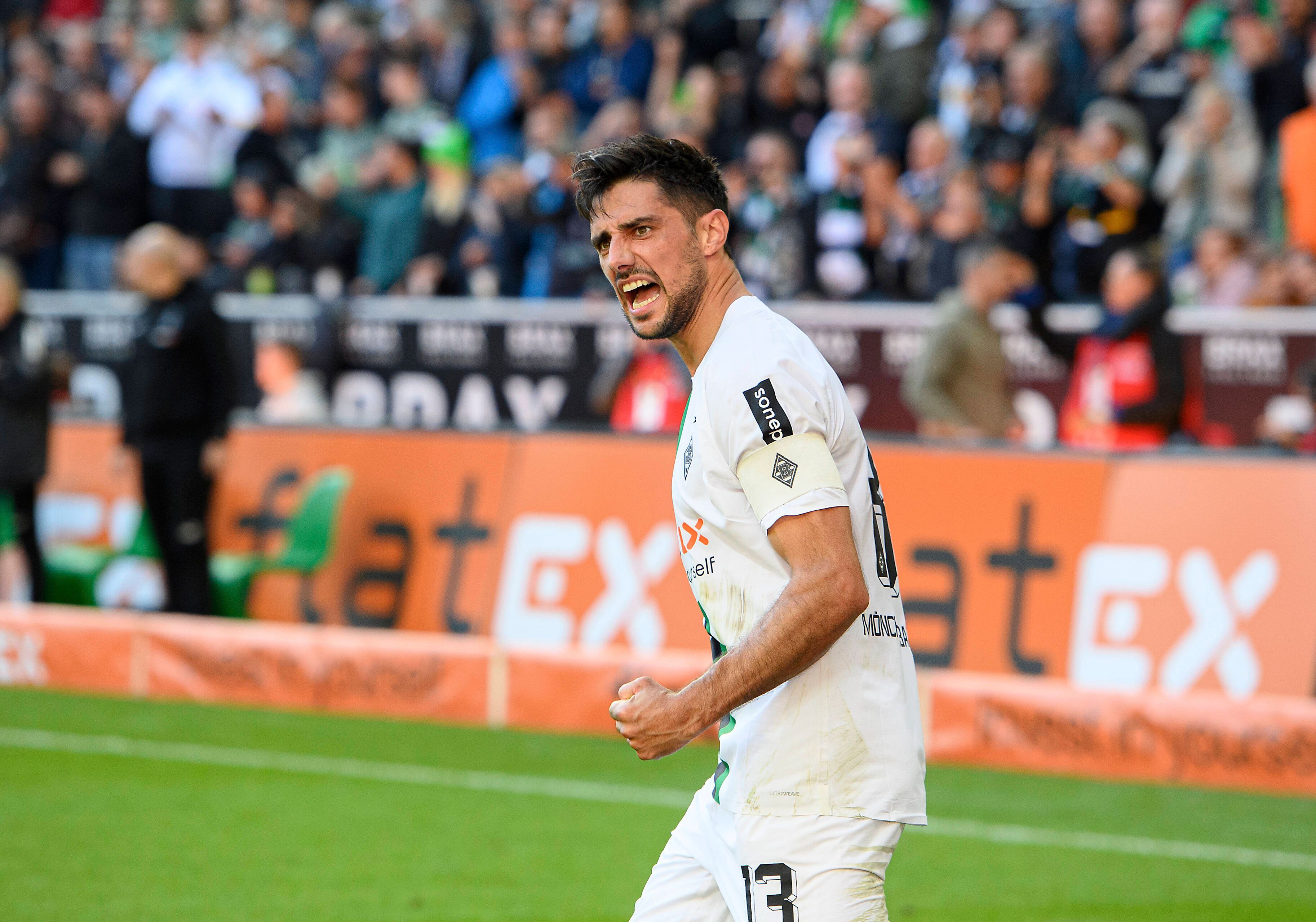 Lars Stindl, Kapitän von Borussia Mönchengladbach, am 9. Oktober 2022 beim Derby-Hinspiel gegen den 1. FC Köln beim Jubel. Der 34-Jährige hofft auch auswärts auf einen erneuten Coup seines Teams.