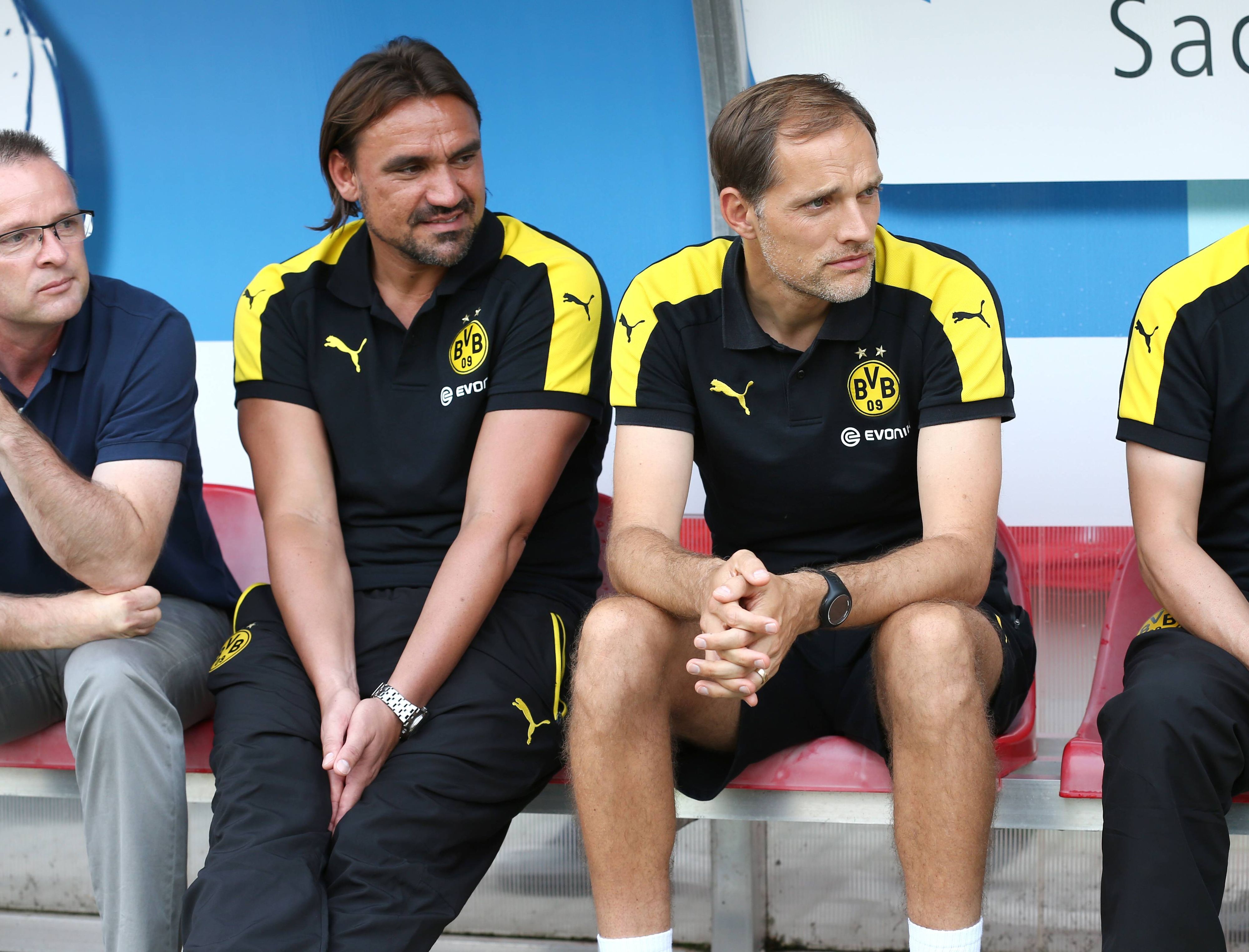 Daniel Farke (l.) arbeitete vor seiner Zeit als Trainer von Borussia Mönchengladbach bei Borussia Dortmund mit Thomas Tuchel zusammen. Das Foto zeigt Farke, damals Trainer vom BVB II, mit Tuchel am 23. August 2016.