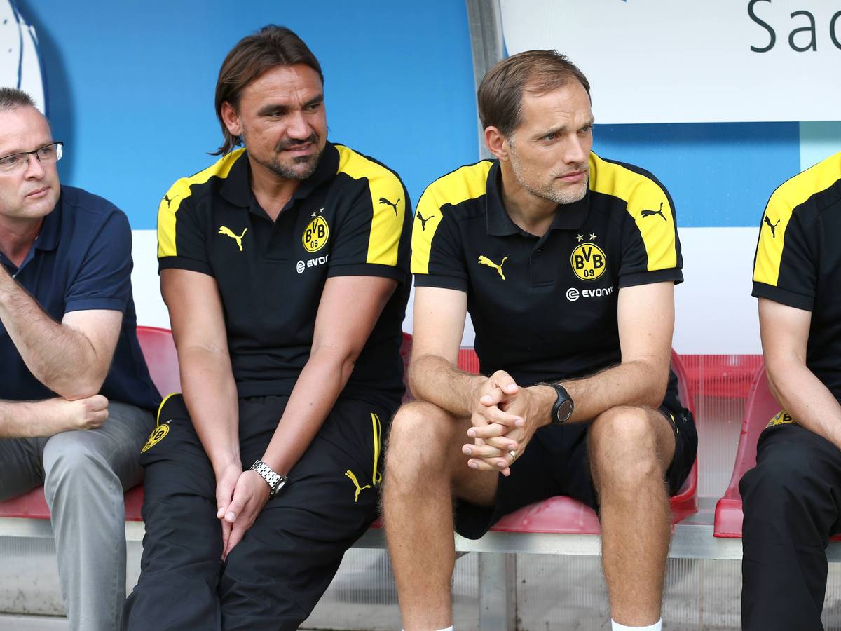 Daniel Farke (l.) arbeitete vor seiner Zeit als Trainer von Borussia Mönchengladbach bei Borussia Dortmund mit Thomas Tuchel zusammen. Das Foto zeigt Farke, damals Trainer vom BVB II, mit Tuchel am 23. August 2016.