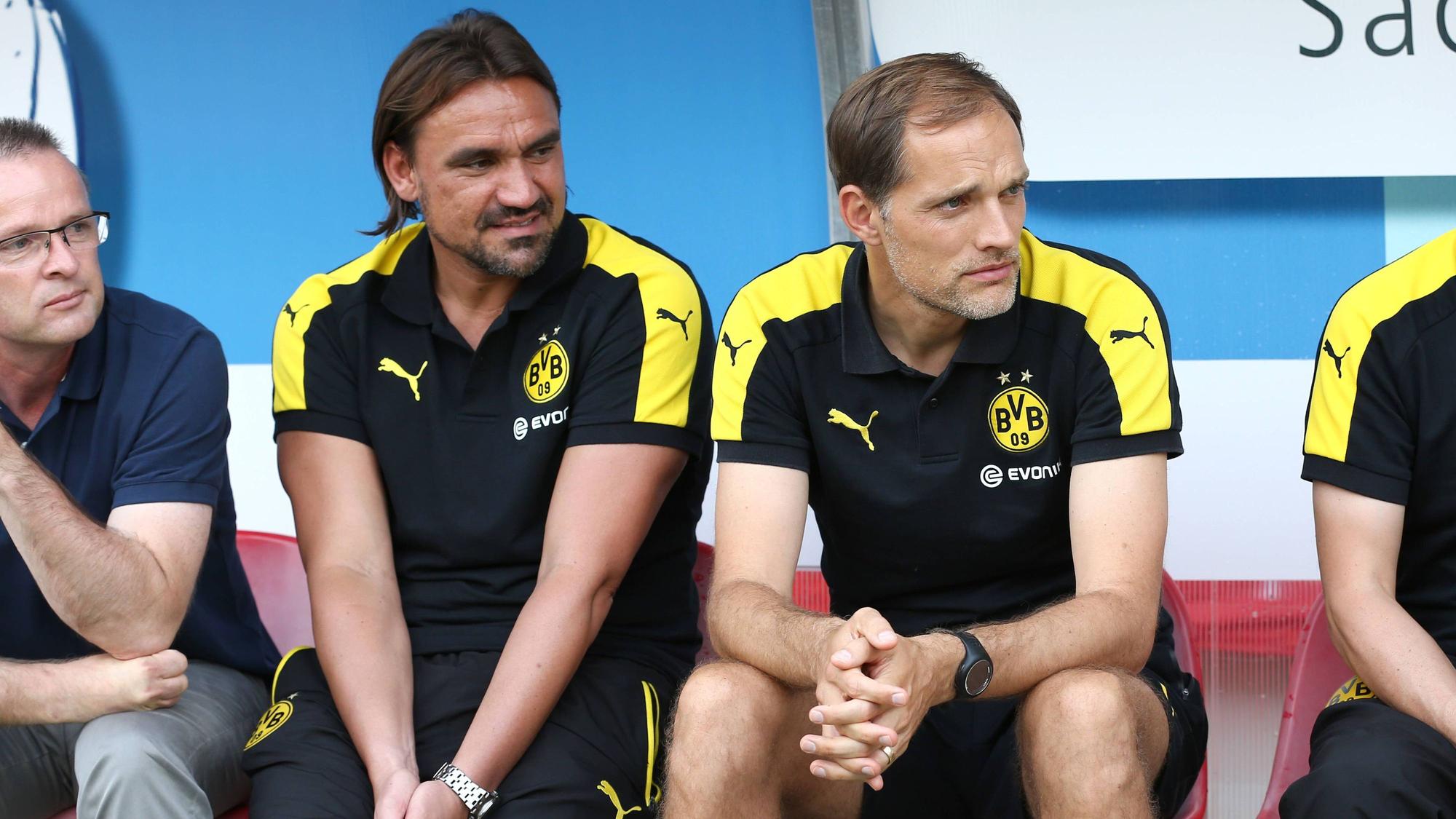 Daniel Farke (l.) arbeitete vor seiner Zeit als Trainer von Borussia Mönchengladbach bei Borussia Dortmund mit Thomas Tuchel zusammen. Das Foto zeigt Farke, damals Trainer vom BVB II, mit Tuchel am 23. August 2016.