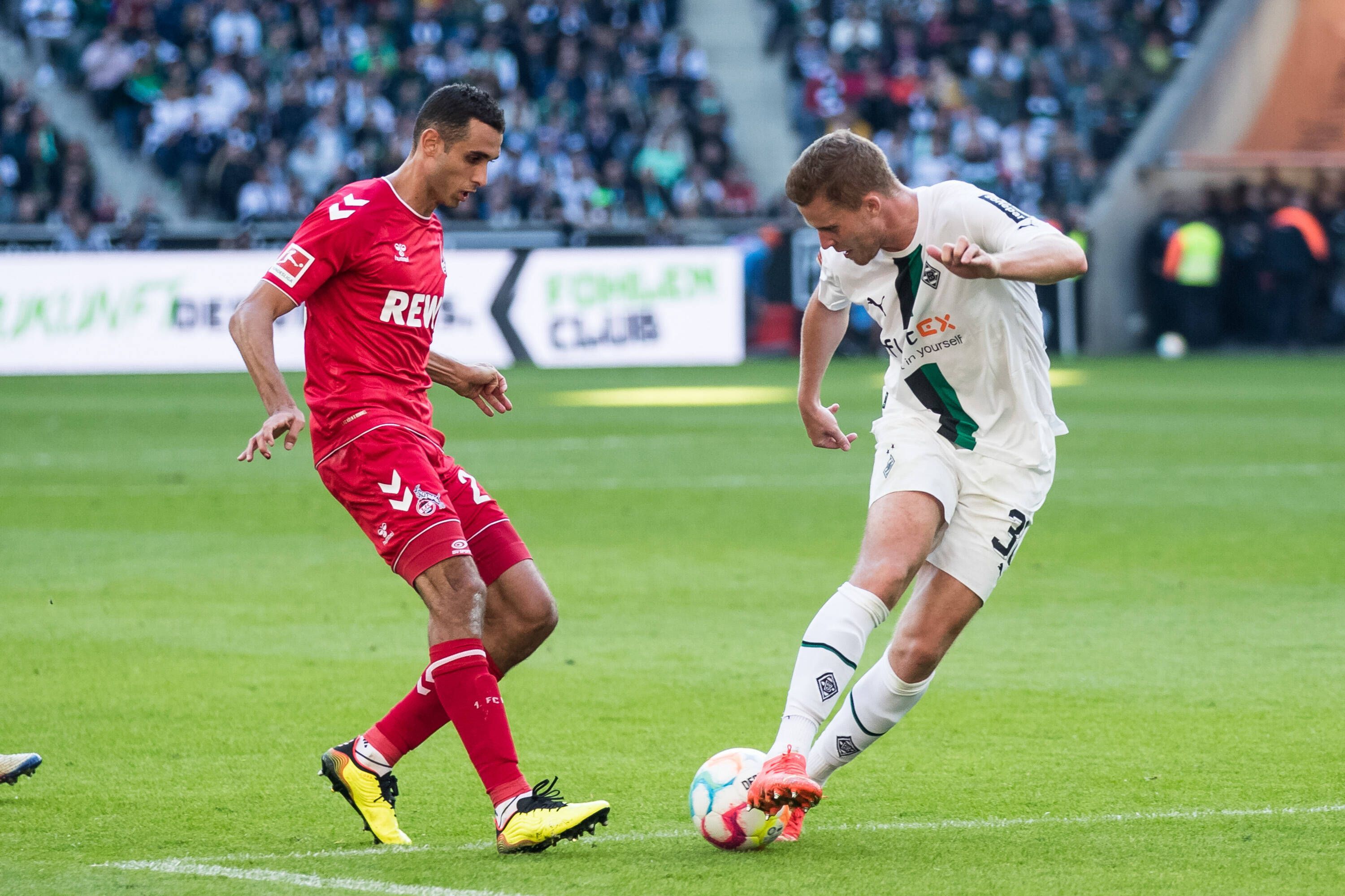 Am Sonntag (2. April 2023/15.30 Uhr) tritt Borussia Mönchengladbach zum rheinischen Derby beim Erzrivalen vom 1. FC Köln an. Das Foto zeigt Kölns Ellyes Skhiri (l.) im Duell um den Ball mit Gladbachs Nico Elvedi (r.) in einem vergangenen Aufeinandertreffen am 9. Oktober 2022.