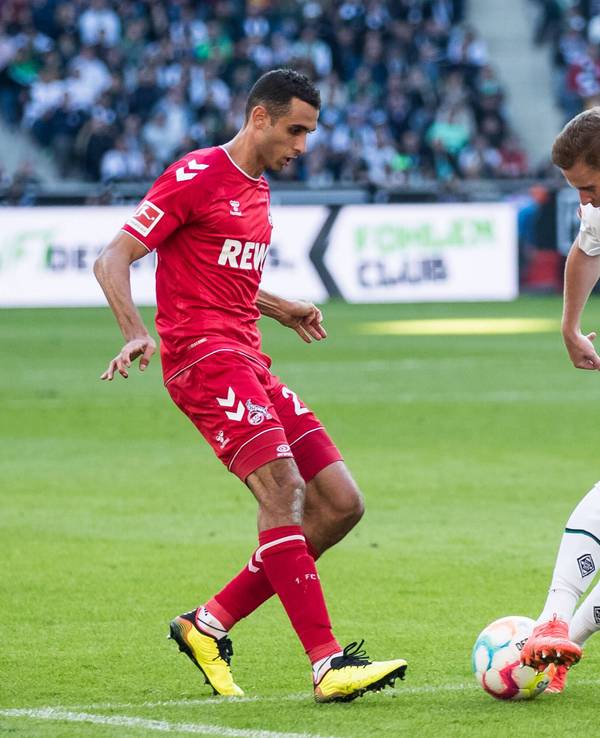 Am Sonntag (2. April 2023/15.30 Uhr) tritt Borussia Mönchengladbach zum rheinischen Derby beim Erzrivalen vom 1. FC Köln an. Das Foto zeigt Kölns Ellyes Skhiri (l.) im Duell um den Ball mit Gladbachs Nico Elvedi (r.) in einem vergangenen Aufeinandertreffen am 9. Oktober 2022.
