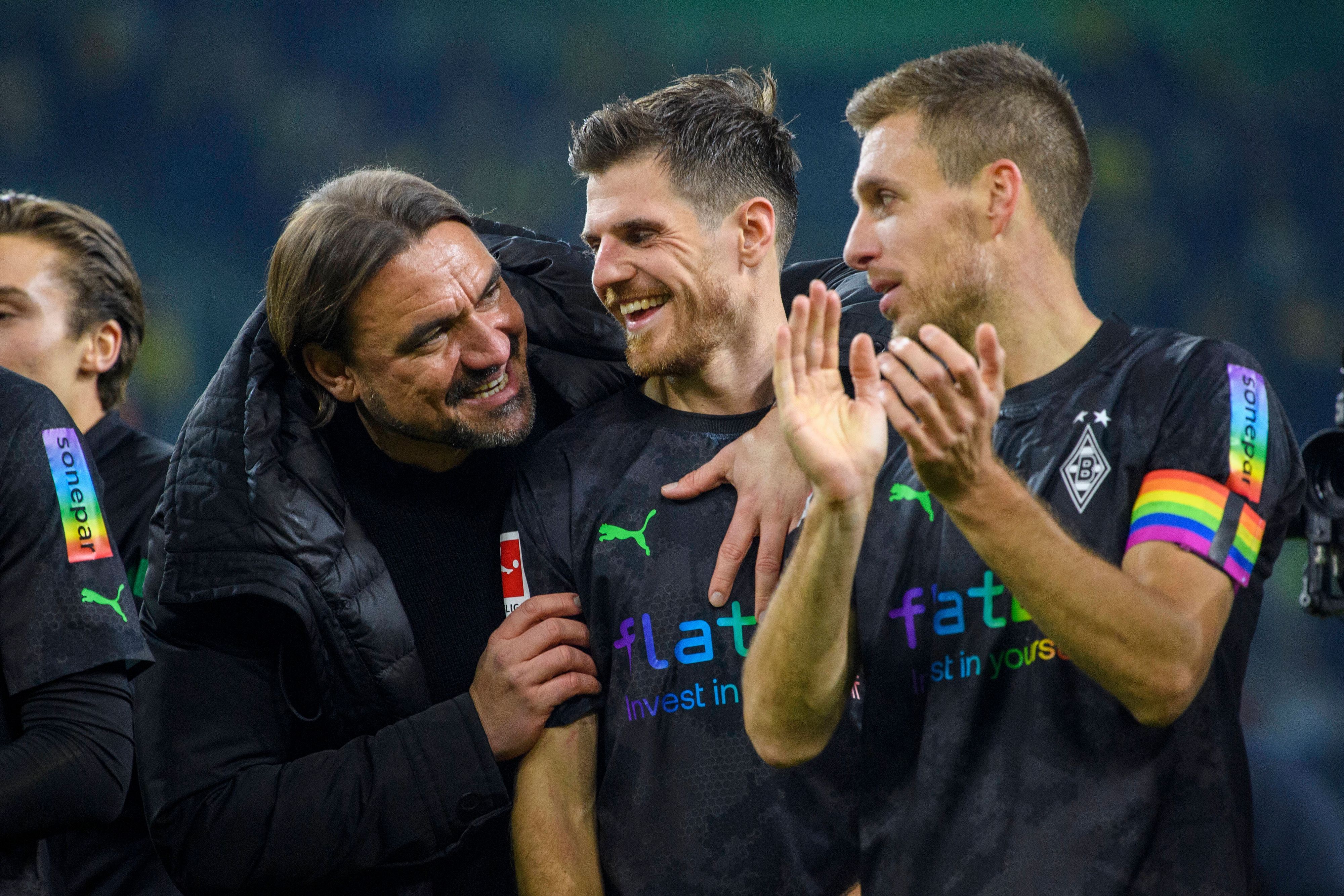 Zwei, die sich augenscheinlich gut verstehen: Trainer Daniel Farke (l.) und Spieler Jonas Hofmann (Mitte) von Borussia Mönchengladbach, hier am 11. November 2022 nach der Partie gegen Borussia Dortmund im Borussia-Park.