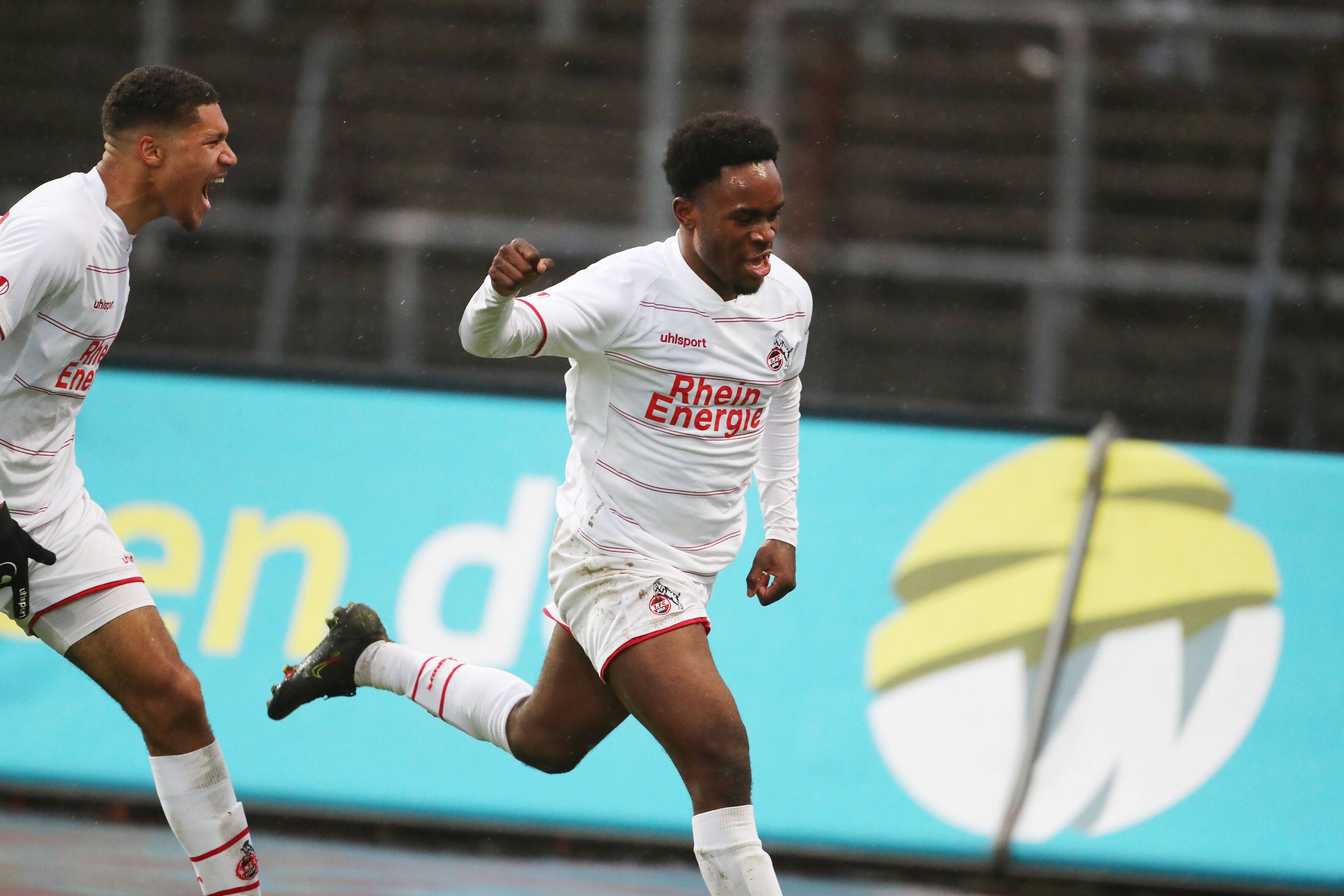 Noel Futkeu (r.), hier am 4. Dezember 2021, spielte einst für den 1. FC Köln. Nun ist der Stürmer bei Borussia Mönchengladbach im Gespräch.