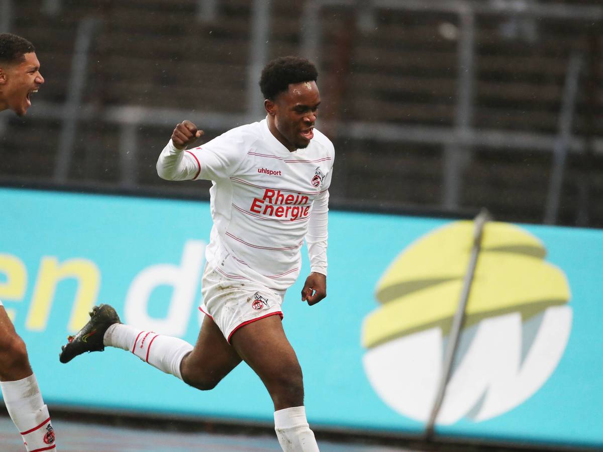 Noel Futkeu (r.), hier am 4. Dezember 2021, spielte einst für den 1. FC Köln. Nun ist der Stürmer bei Borussia Mönchengladbach im Gespräch.