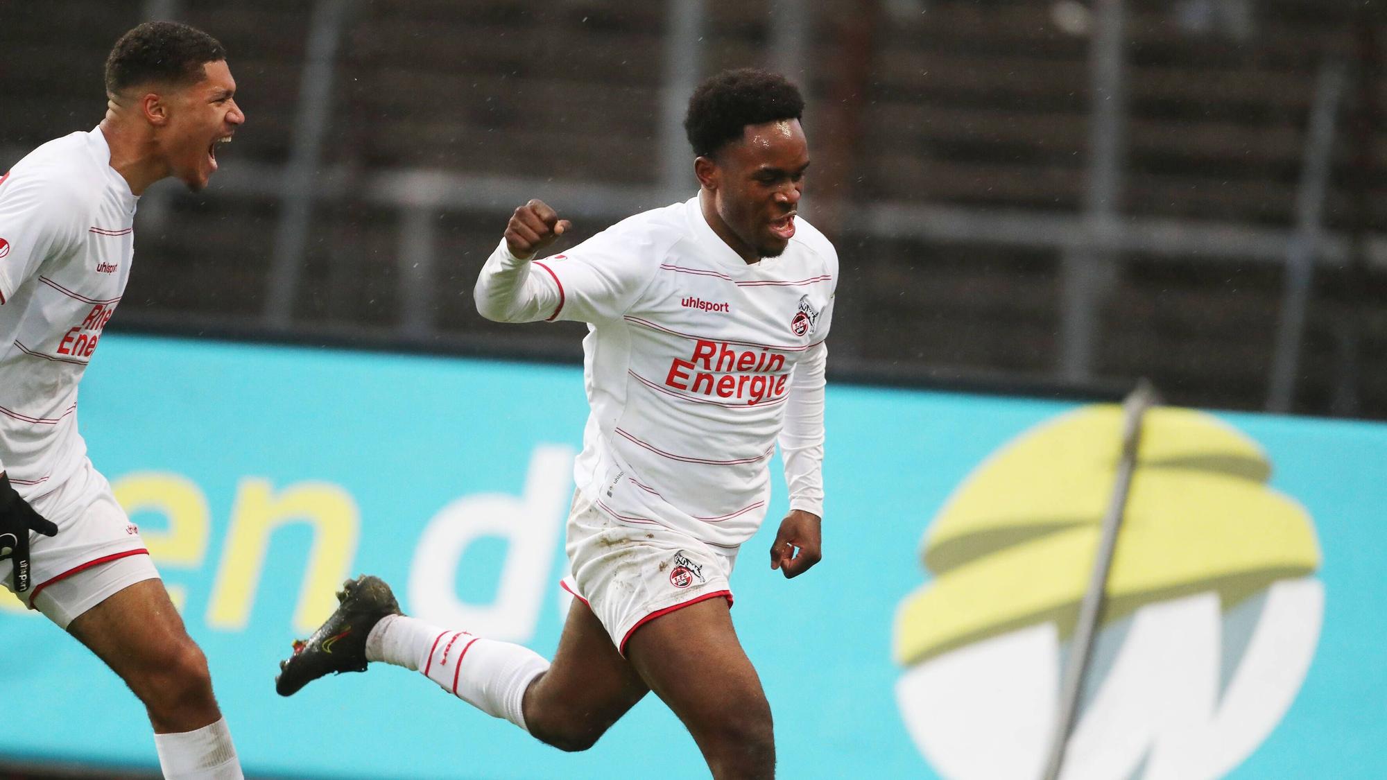 Noel Futkeu (r.), hier am 4. Dezember 2021, spielte einst für den 1. FC Köln. Nun ist der Stürmer bei Borussia Mönchengladbach im Gespräch.