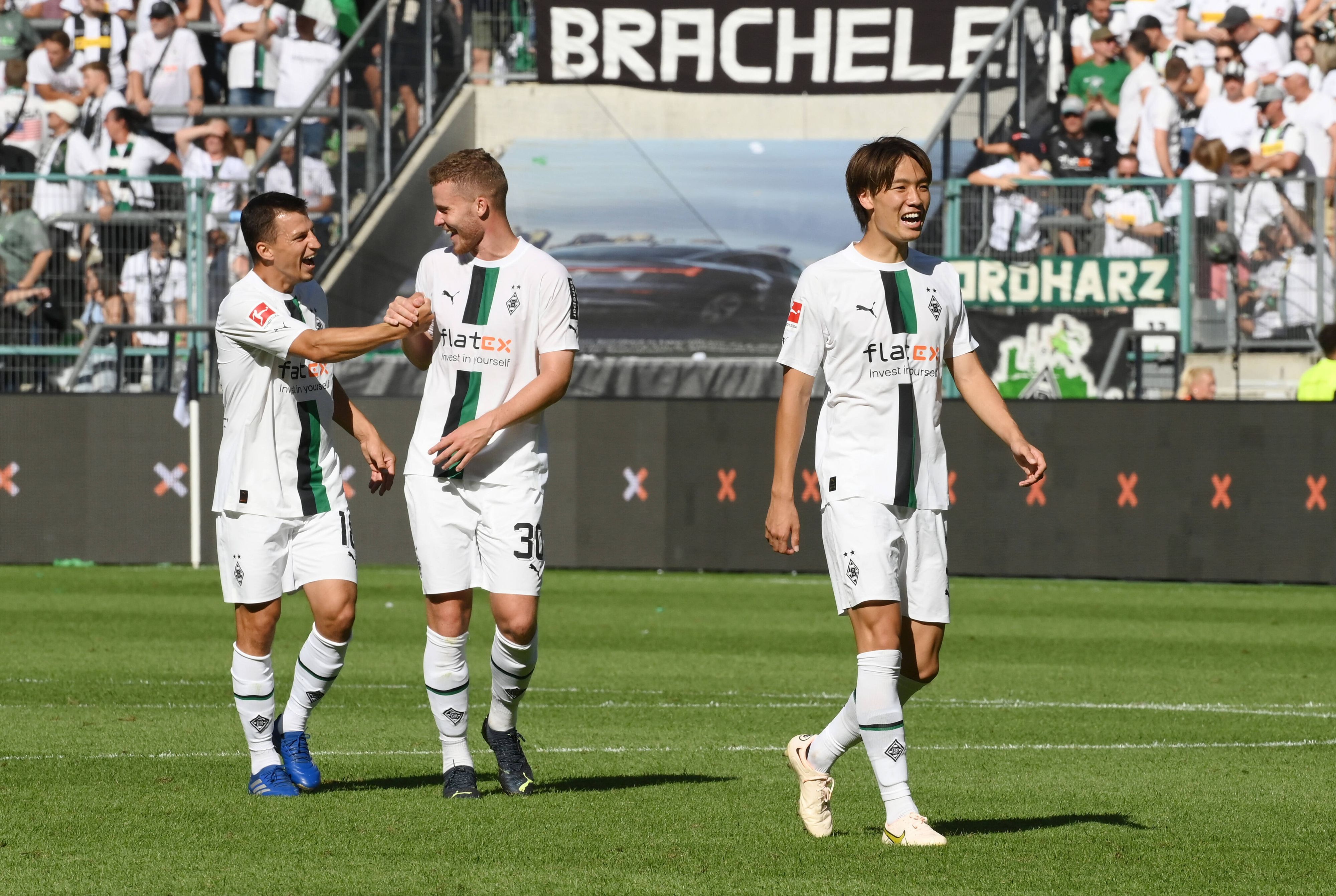 Stefan Lainer (l.) spielt seit 2019 für Borussia Mönchengladbach. Das Foto zeigt ihn am 6. August 2022 gemeinsam mit seinem Mitspielern Ko Itakura (r.) und Nico Elvedi.