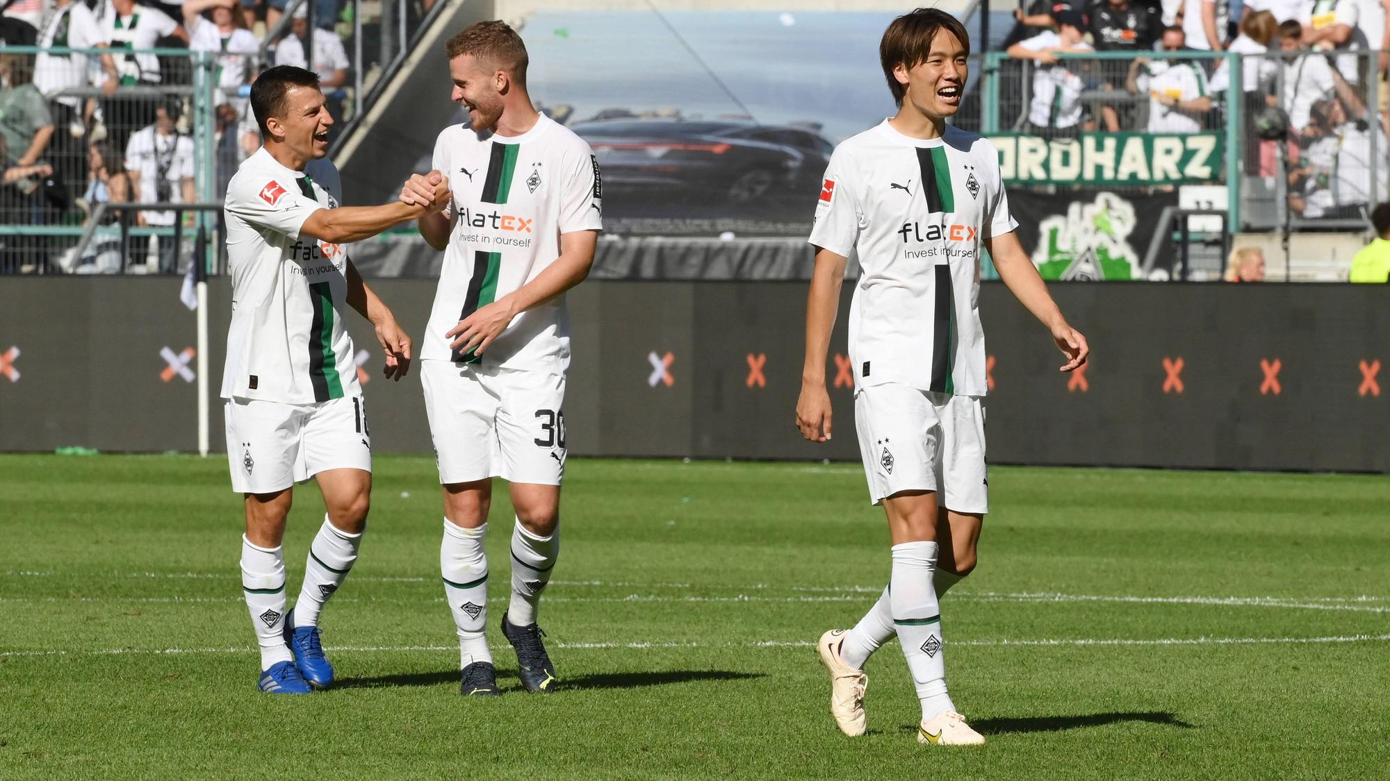Stefan Lainer (l.) spielt seit 2019 für Borussia Mönchengladbach. Das Foto zeigt ihn am 6. August 2022 gemeinsam mit seinem Mitspielern Ko Itakura (r.) und Nico Elvedi.