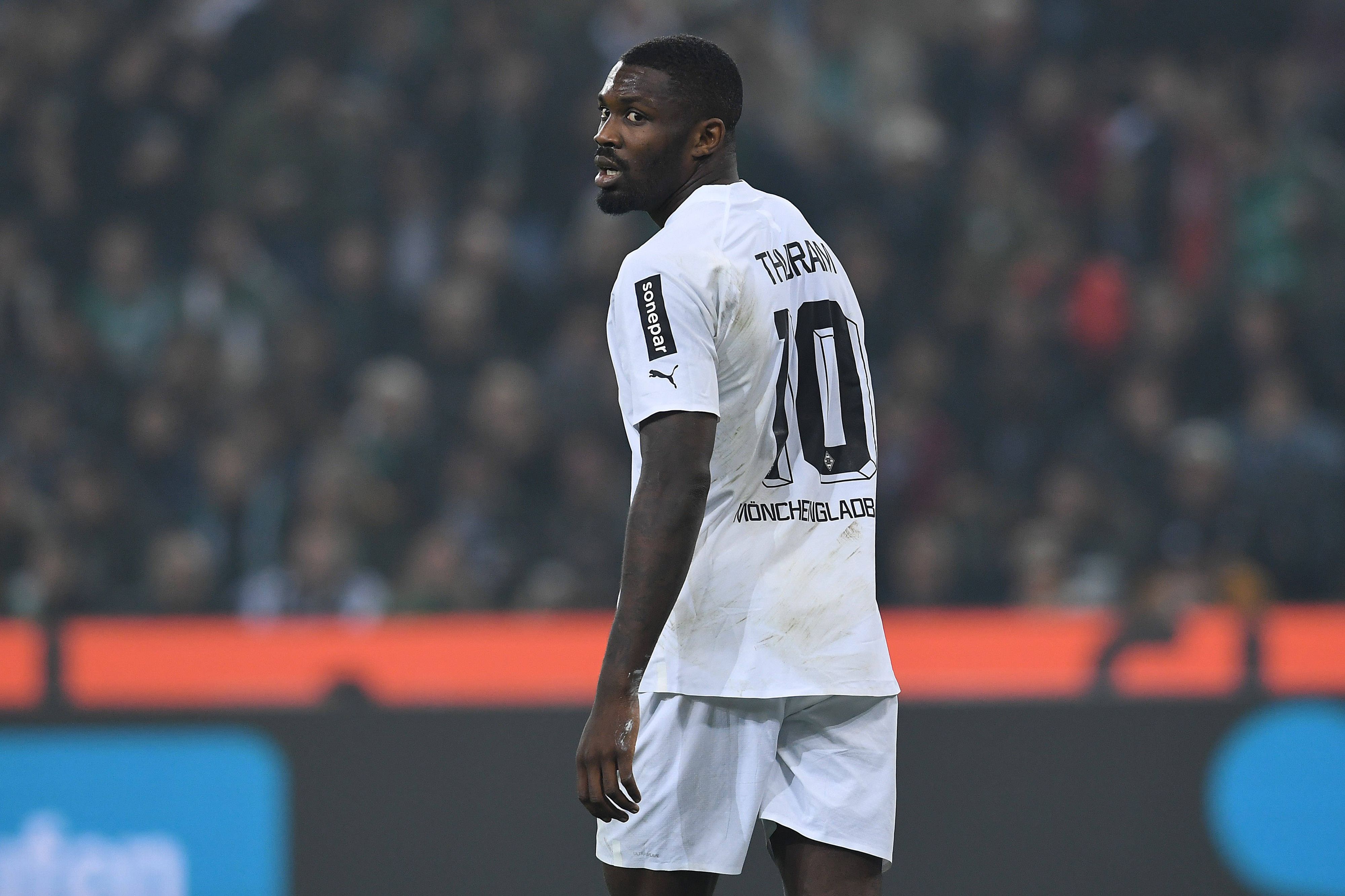 Marcus Thuram, Stürmer von Borussia Mönchengladbach am 17. März 2023 im Bundesliga-Spiel gegen Werder Bremen. Thuram dreht sich um und schaut über seine linke Schulter in Richtung Kamera.