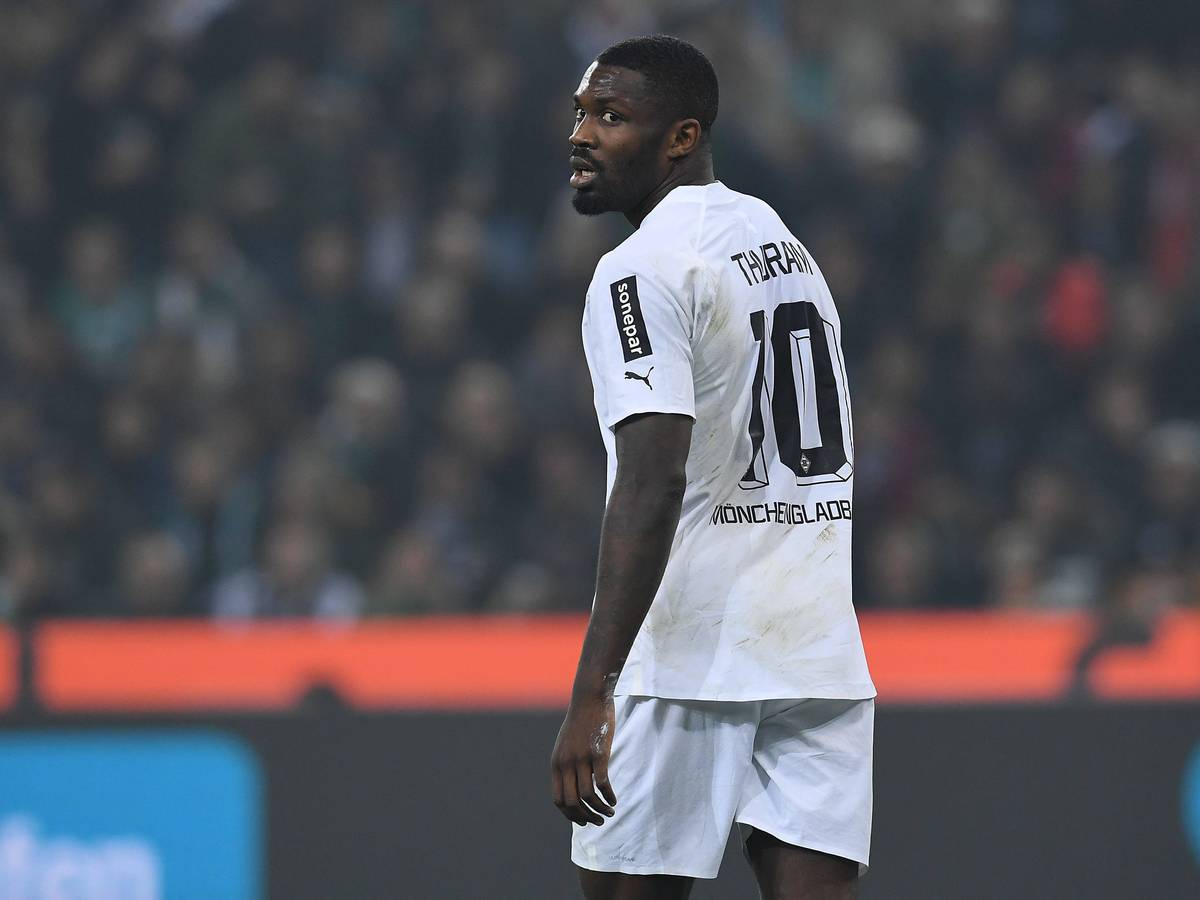 Marcus Thuram, Stürmer von Borussia Mönchengladbach am 17. März 2023 im Bundesliga-Spiel gegen Werder Bremen. Thuram dreht sich um und schaut über seine linke Schulter in Richtung Kamera.