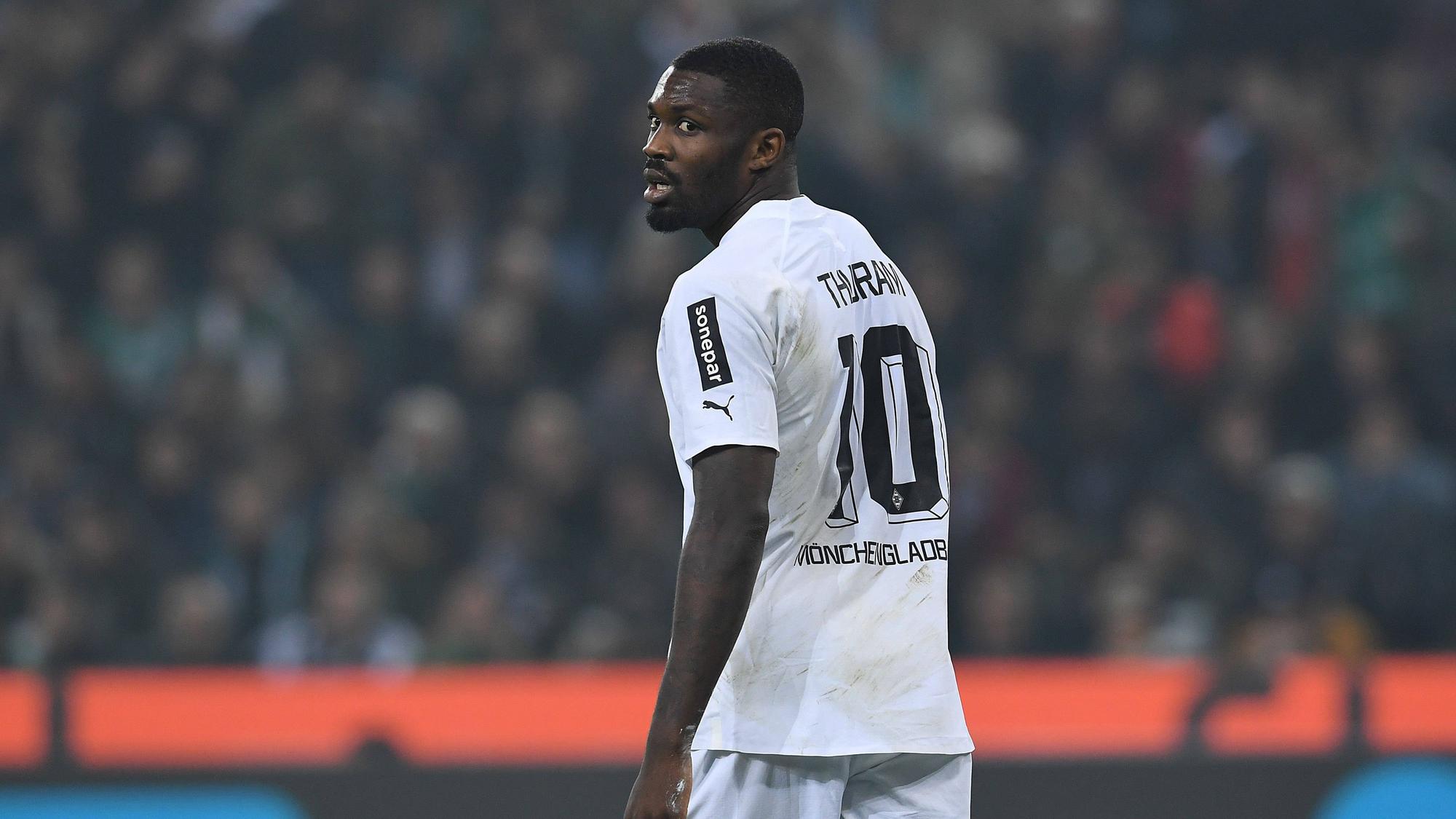 Marcus Thuram, Stürmer von Borussia Mönchengladbach am 17. März 2023 im Bundesliga-Spiel gegen Werder Bremen. Thuram dreht sich um und schaut über seine linke Schulter in Richtung Kamera.