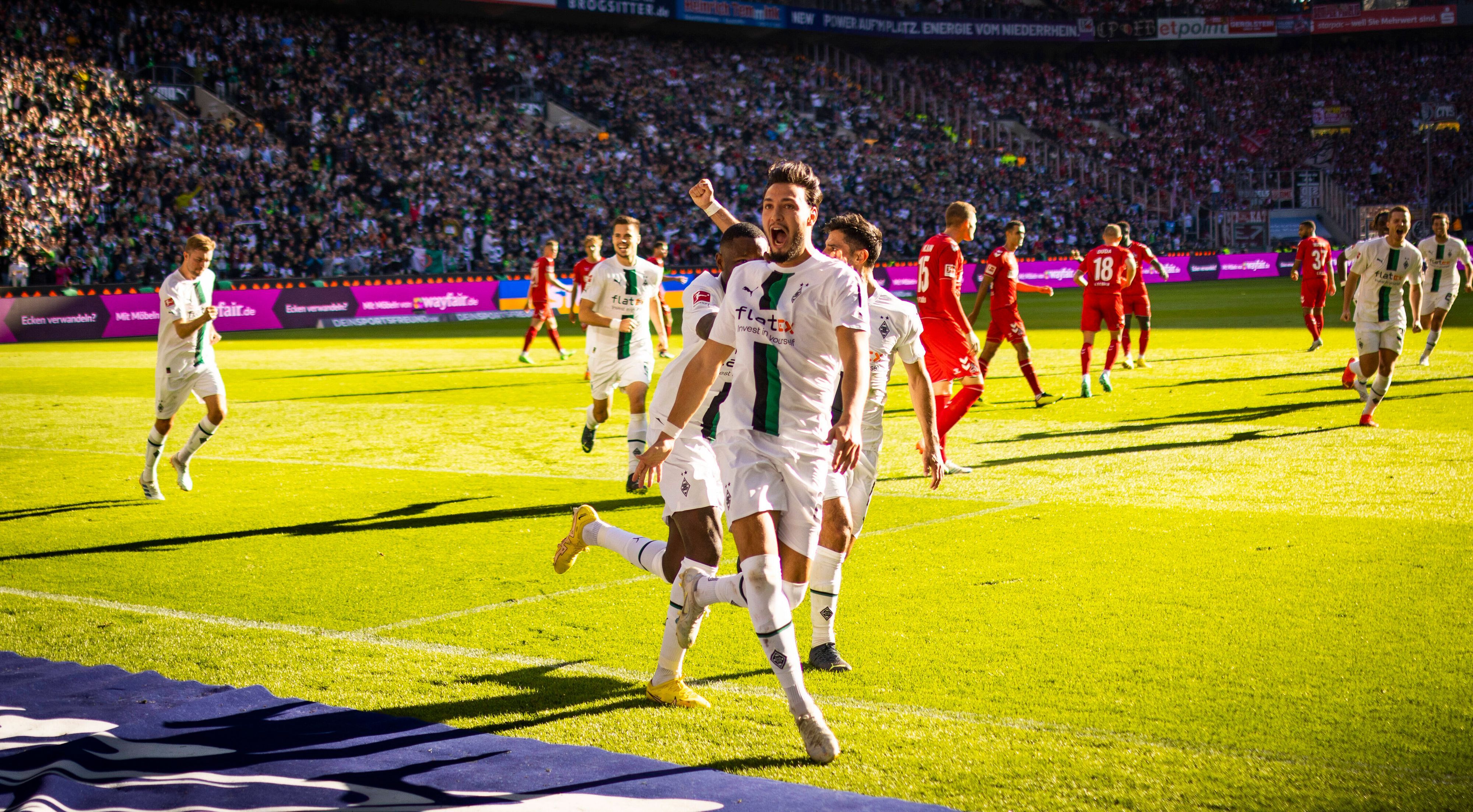Das Derby-Hinspiel am 9. Oktober 2022 endete mit einem klaren 5:2-Sieg gegen den 1. FC Köln. Lässt Borussia Mönchengladbach die Fans auch im Auswärtsspiel jubeln, wie hier Ramy Bensebaini?