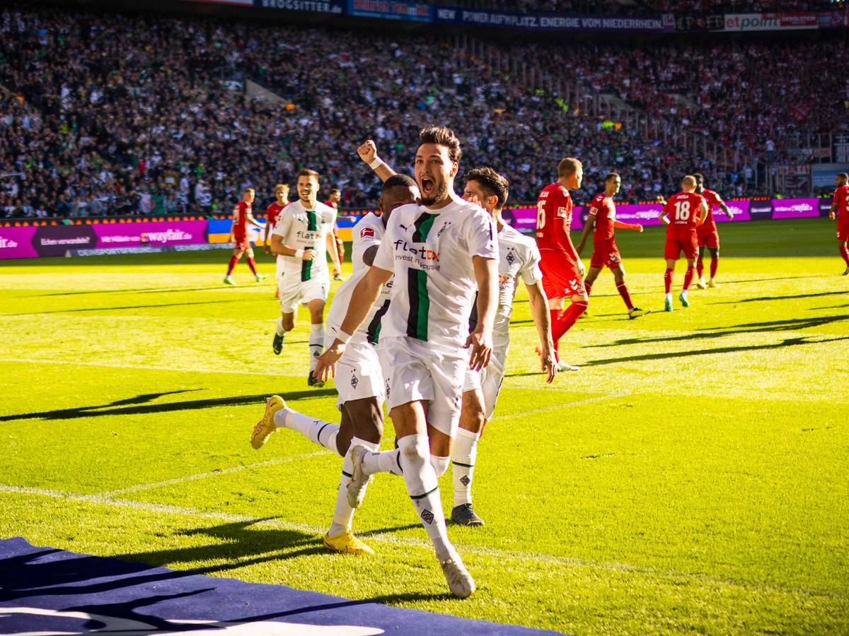 Das Derby-Hinspiel am 9. Oktober 2022 endete mit einem klaren 5:2-Sieg gegen den 1. FC Köln. Lässt Borussia Mönchengladbach die Fans auch im Auswärtsspiel jubeln, wie hier Ramy Bensebaini?