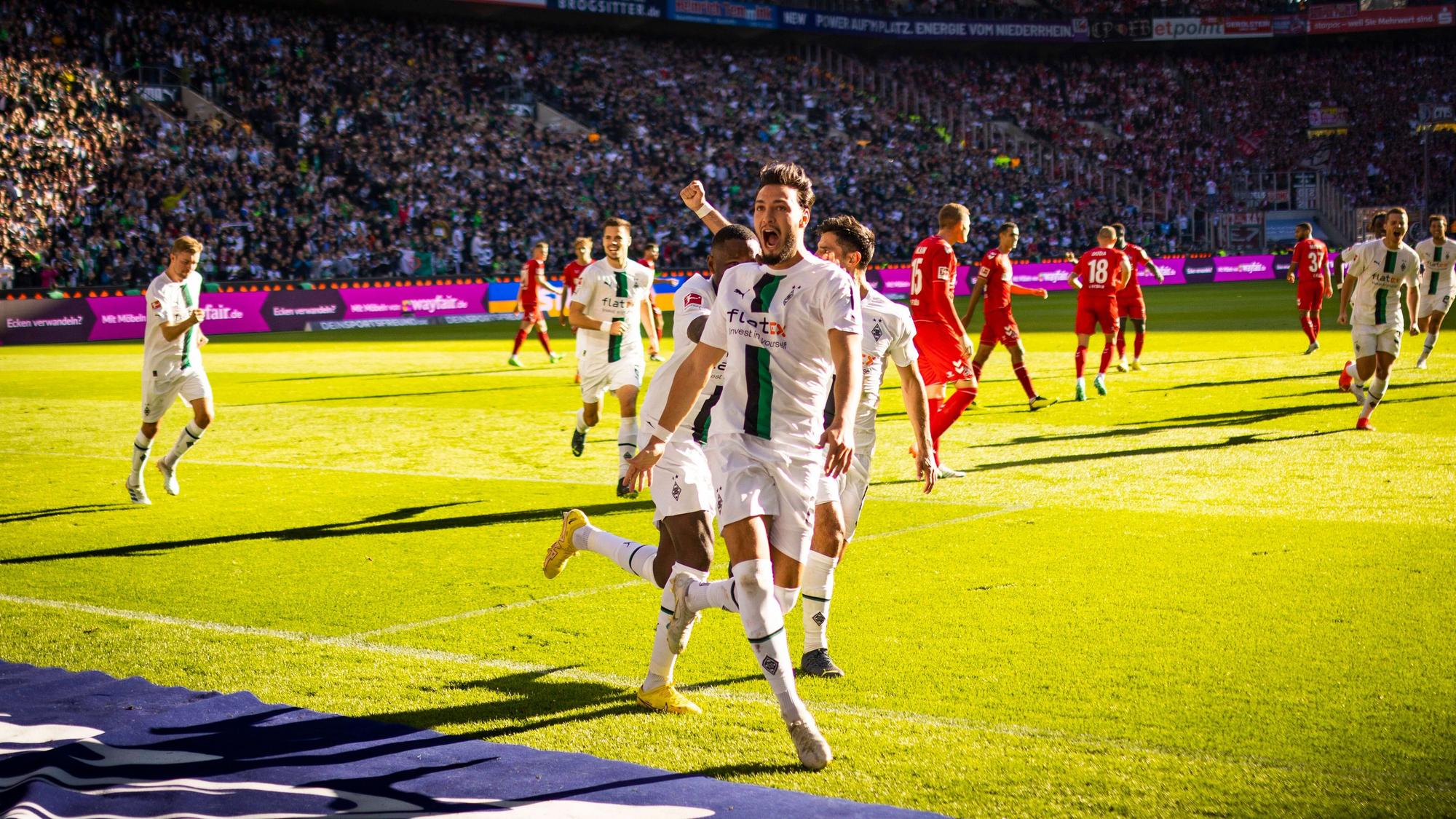 Das Derby-Hinspiel am 9. Oktober 2022 endete mit einem klaren 5:2-Sieg gegen den 1. FC Köln. Lässt Borussia Mönchengladbach die Fans auch im Auswärtsspiel jubeln, wie hier Ramy Bensebaini?