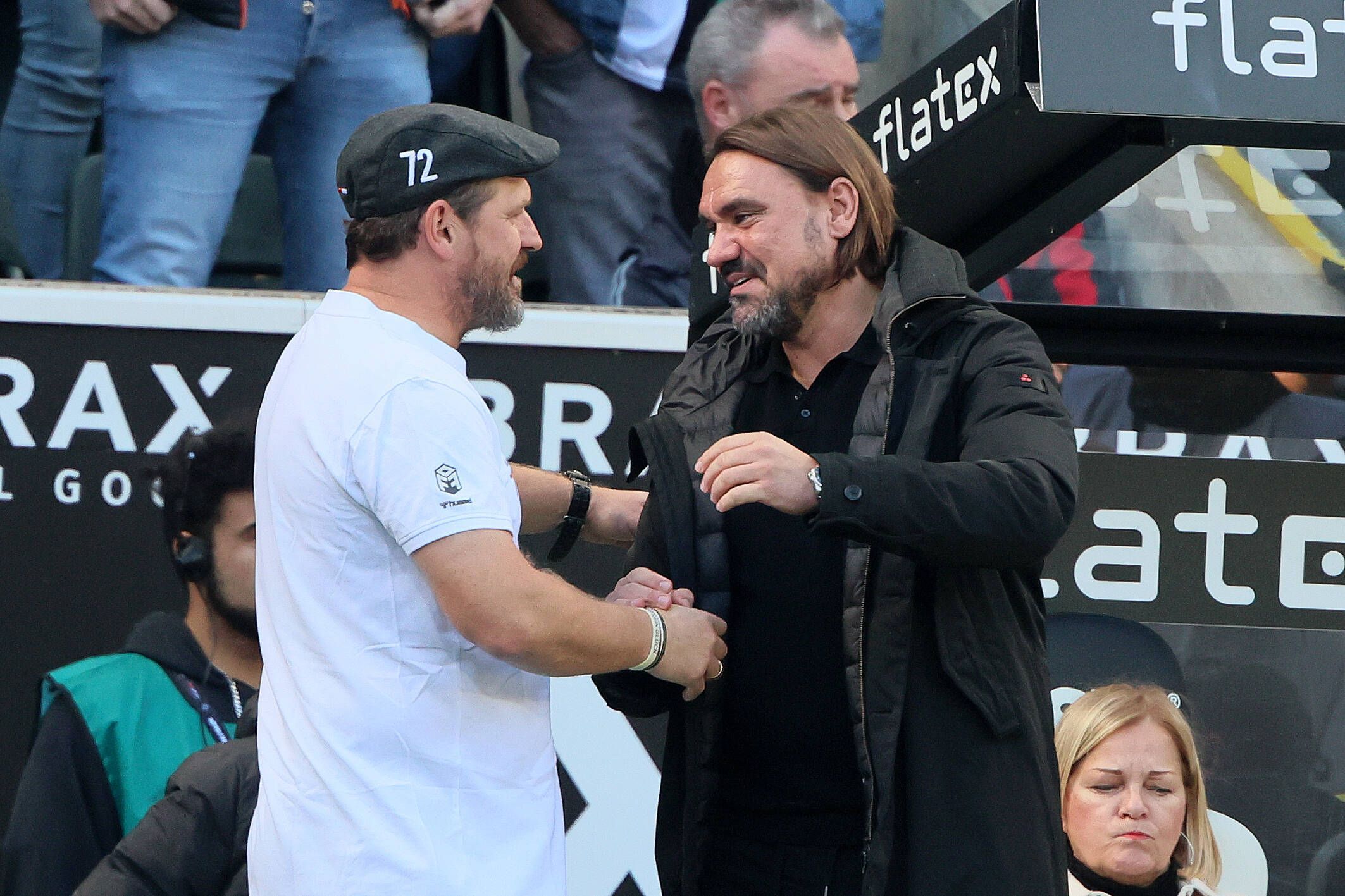 Daniel Farke, Trainer von Borussia Mönchengladbach (r.), und Steffen Baumgart vom 1. FC Köln beim Handschlag vor dem Bundesliga-Derby am 9. Oktober 2023.