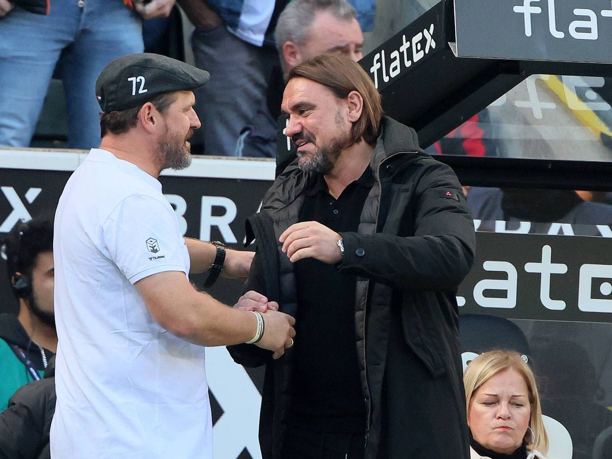 Daniel Farke, Trainer von Borussia Mönchengladbach (r.), und Steffen Baumgart vom 1. FC Köln beim Handschlag vor dem Bundesliga-Derby am 9. Oktober 2023.