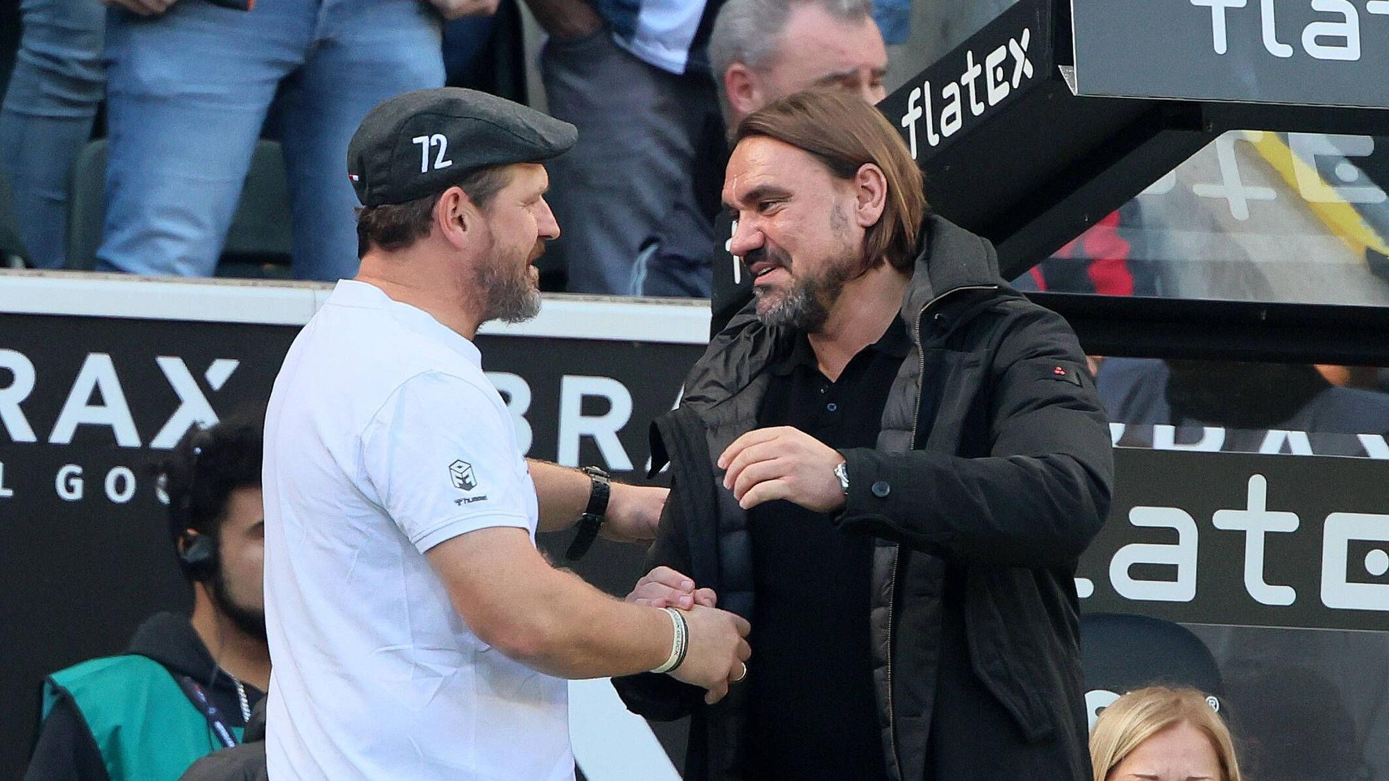 Daniel Farke, Trainer von Borussia Mönchengladbach (r.), und Steffen Baumgart vom 1. FC Köln beim Handschlag vor dem Bundesliga-Derby am 9. Oktober 2023.