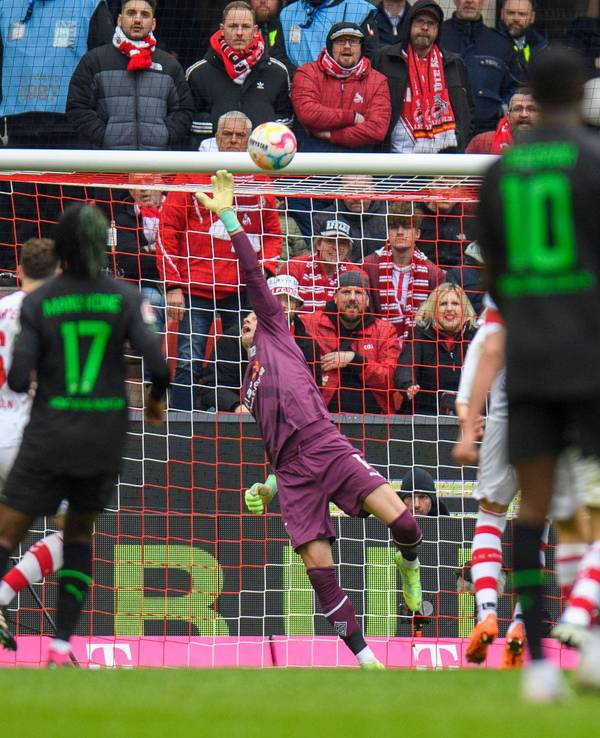 Borussia Mönchengladbach hat sich am Sonntag (2. April 2023) 0:0 vom 1. FC Köln getrennt. Das Foto zeigt VfL-Keeper Jonas Omlin bei einer Parade.