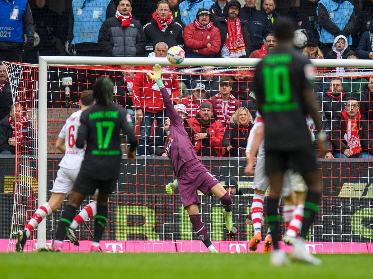 Borussia Mönchengladbach hat sich am Sonntag (2. April 2023) 0:0 vom 1. FC Köln getrennt. Das Foto zeigt VfL-Keeper Jonas Omlin bei einer Parade.