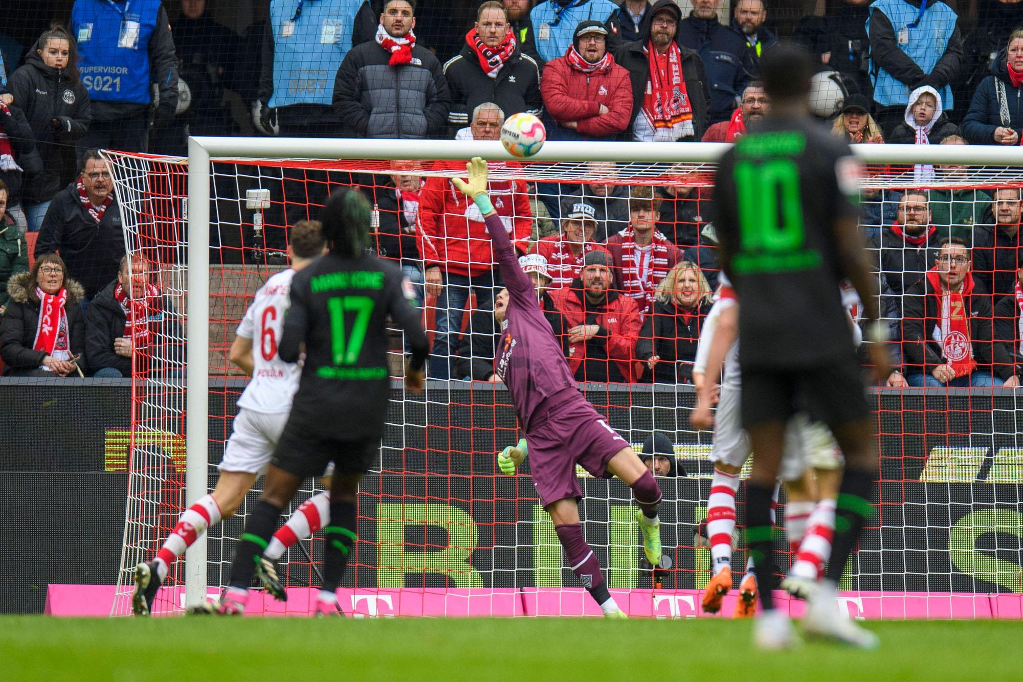 Borussia Mönchengladbach hat sich am Sonntag (2. April 2023) 0:0 vom 1. FC Köln getrennt. Das Foto zeigt VfL-Keeper Jonas Omlin bei einer Parade.