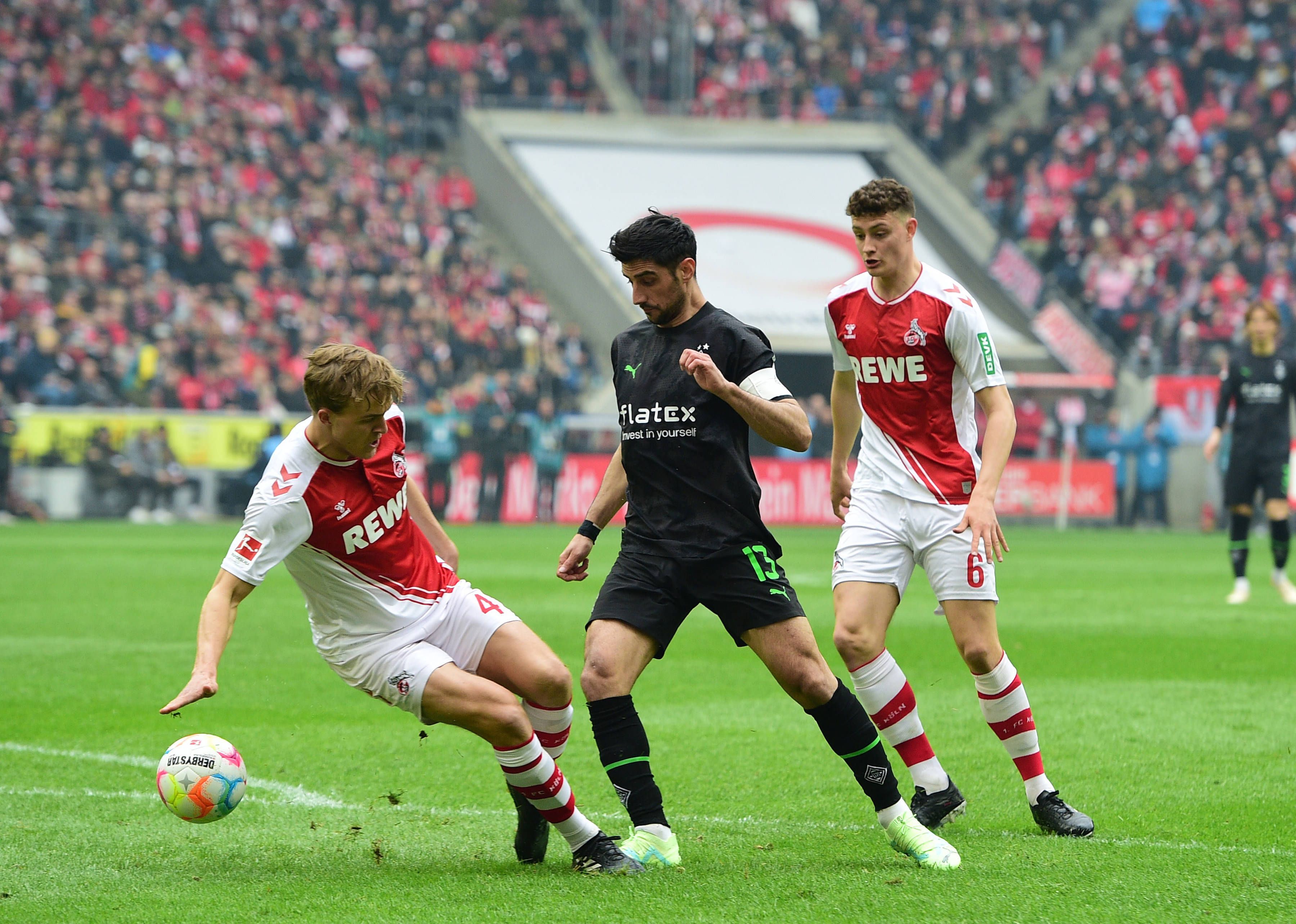 Lars Stindl von Borussia Mönchengladbach am 2. April 2023 im Zweikampf mit Timo Hübers vom 1. FC Köln.