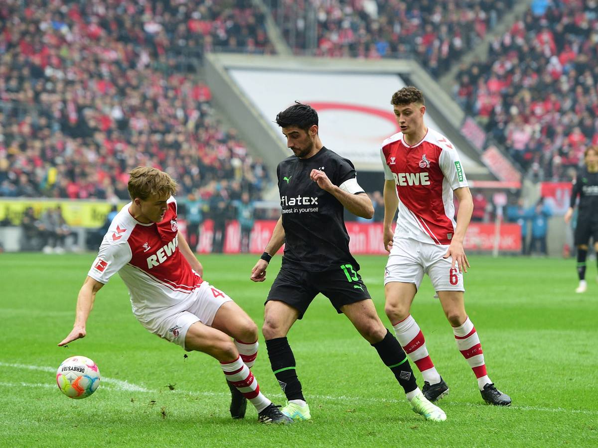 Lars Stindl von Borussia Mönchengladbach am 2. April 2023 im Zweikampf mit Timo Hübers vom 1. FC Köln.