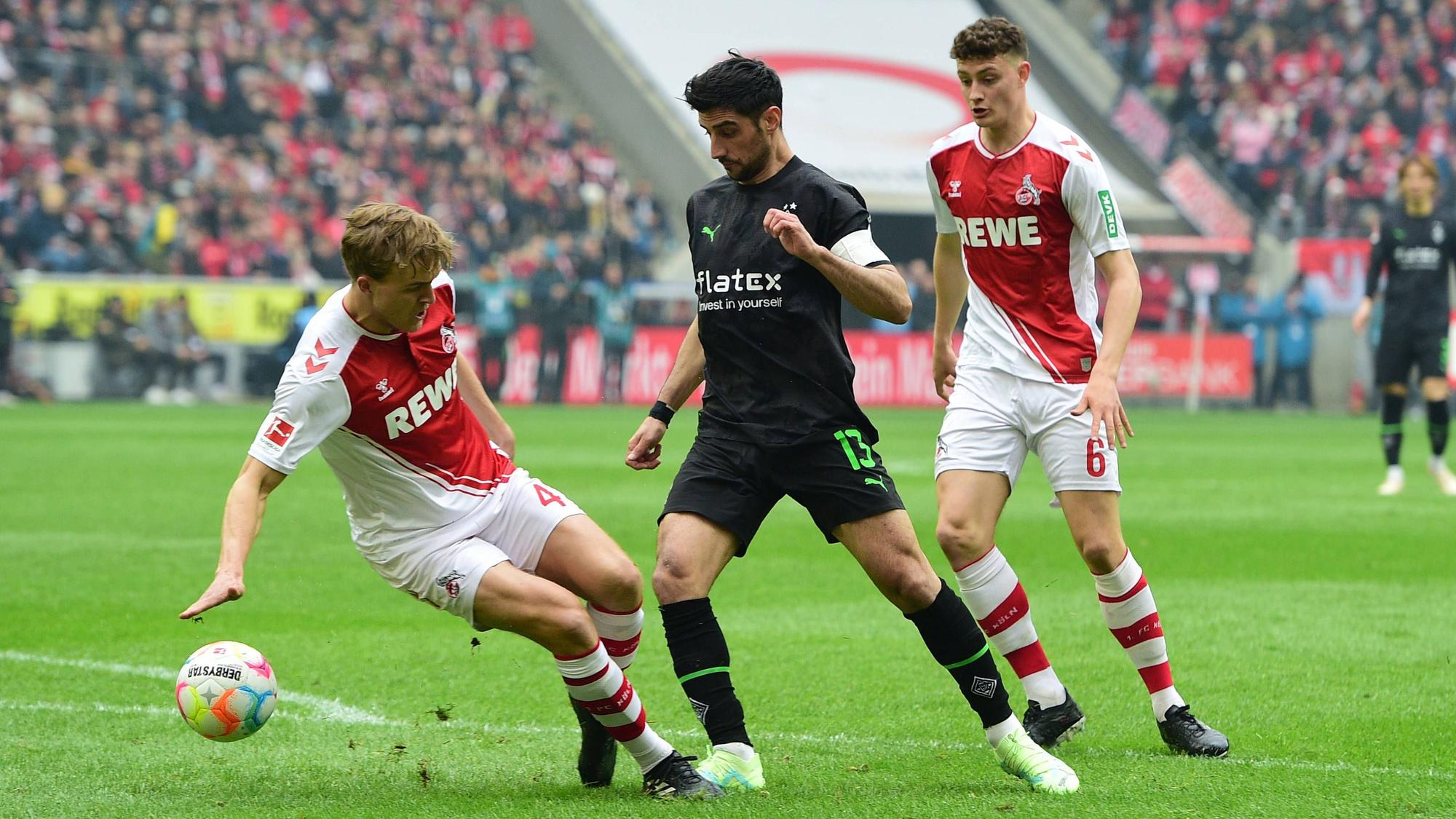 Lars Stindl von Borussia Mönchengladbach am 2. April 2023 im Zweikampf mit Timo Hübers vom 1. FC Köln.
