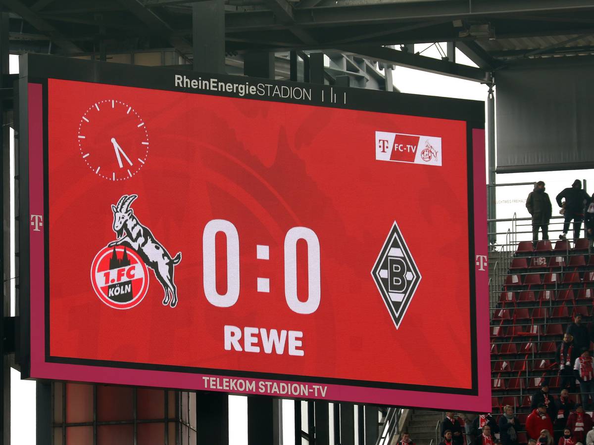 Die Anzeigetafel im Rhein-Energie-Stadion zeigt den 0:0-Endstand zwischen dem 1. FC Köln und Borussia Mönchengladbach am 2. April 2023 an.