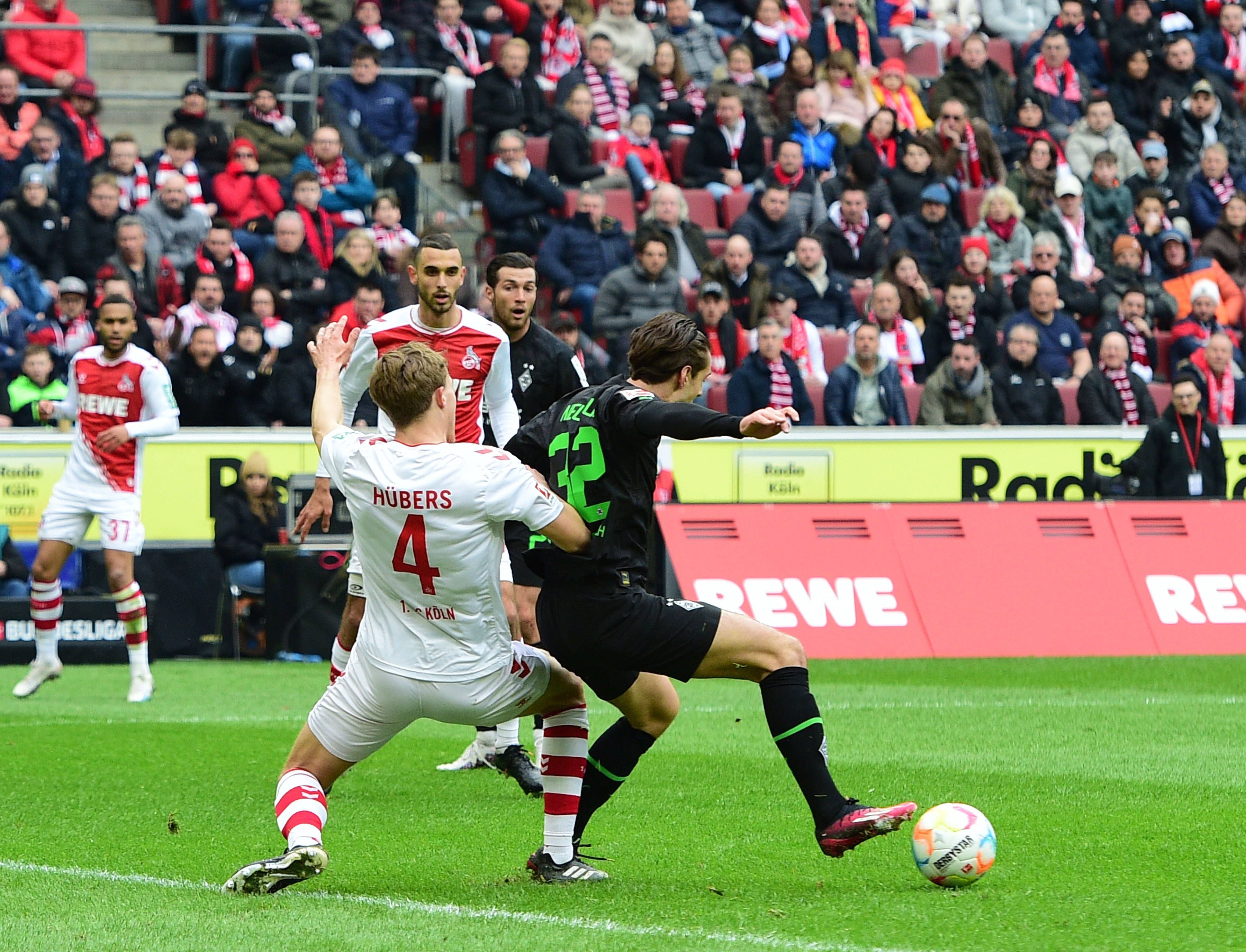 Timo Hübers vom 1. FC Köln am 2. April 2023 foult im Zweikampf Florian Neuhaus von Borussia Mönchengladbach, einen Elfmeter gibt es nicht.