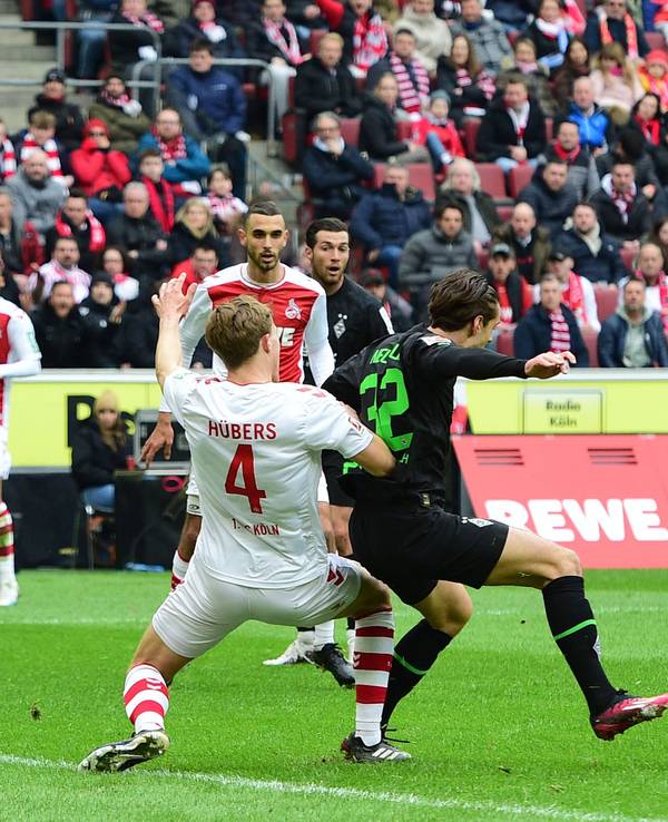 Timo Hübers vom 1. FC Köln am 2. April 2023 foult im Zweikampf Florian Neuhaus von Borussia Mönchengladbach, einen Elfmeter gibt es nicht.