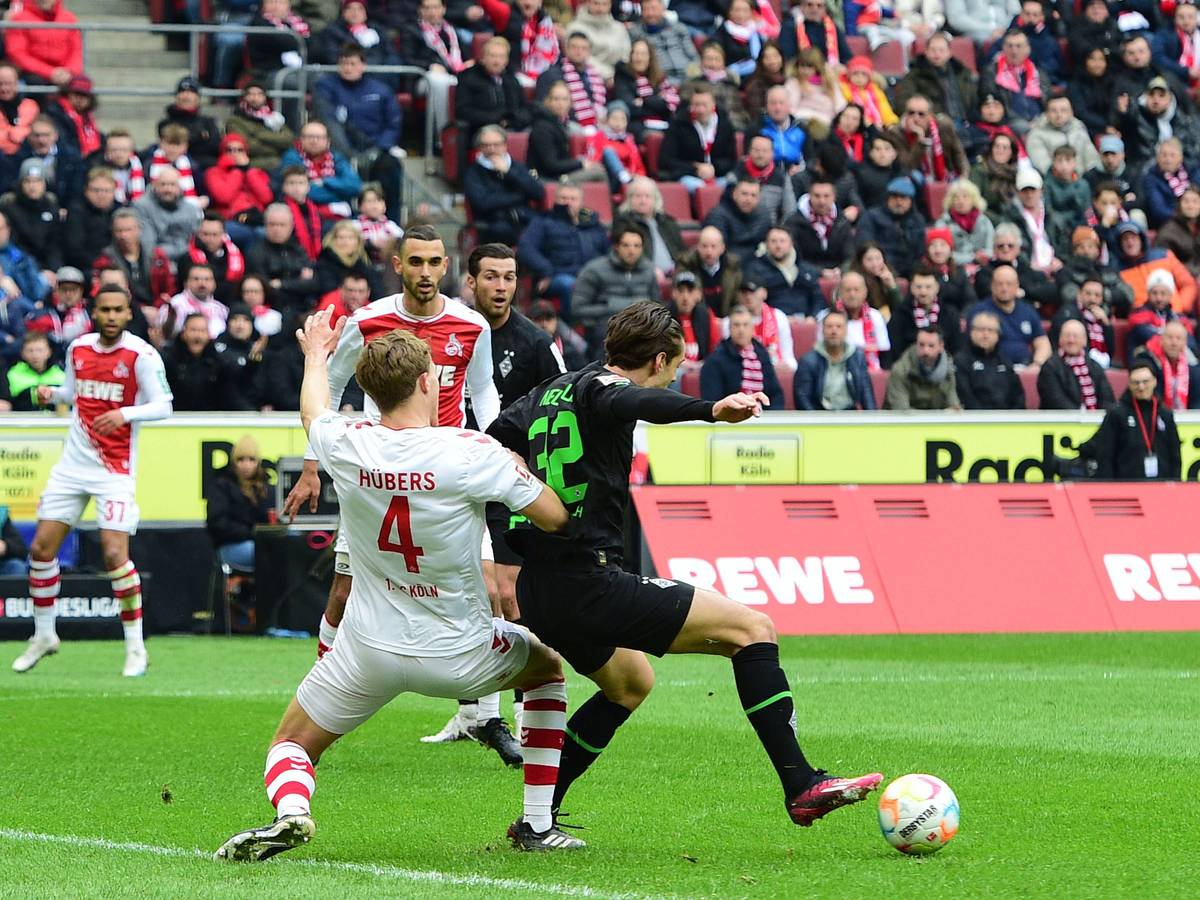 Timo Hübers vom 1. FC Köln am 2. April 2023 foult im Zweikampf Florian Neuhaus von Borussia Mönchengladbach, einen Elfmeter gibt es nicht.