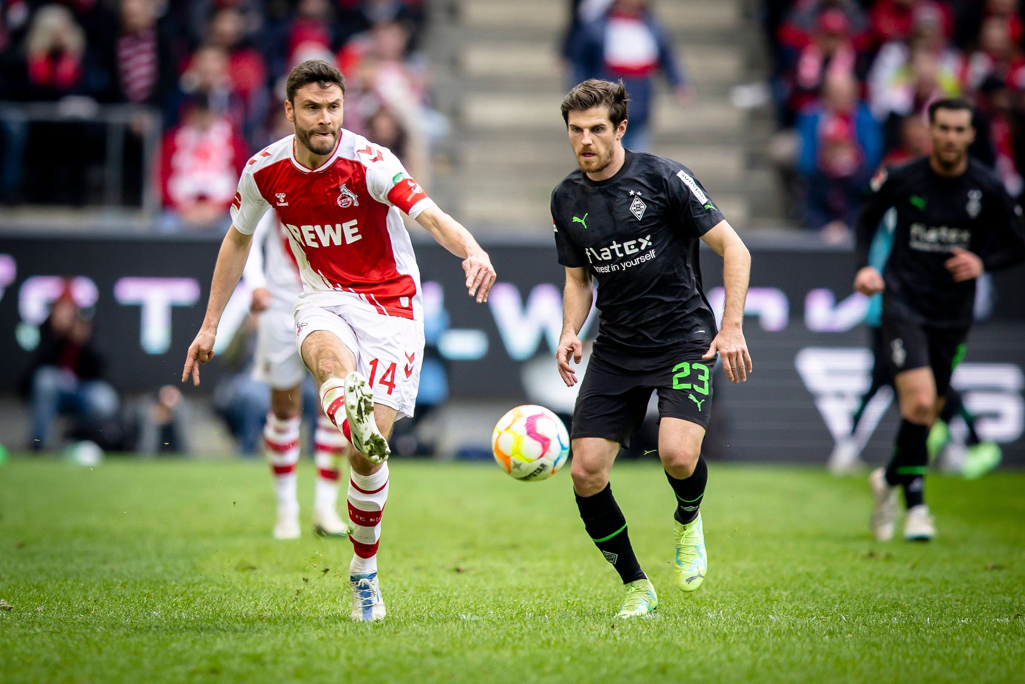 Am Sonntag (2. April 2023) endete das Derby zwischen dem 1. FC Köln und Borussia Mönchengladbach mit 0:0. Das Foto zeigt Kölns Jonas Hector (l.) im Duell mit Gladbachs Jonas Hofmann (r.).