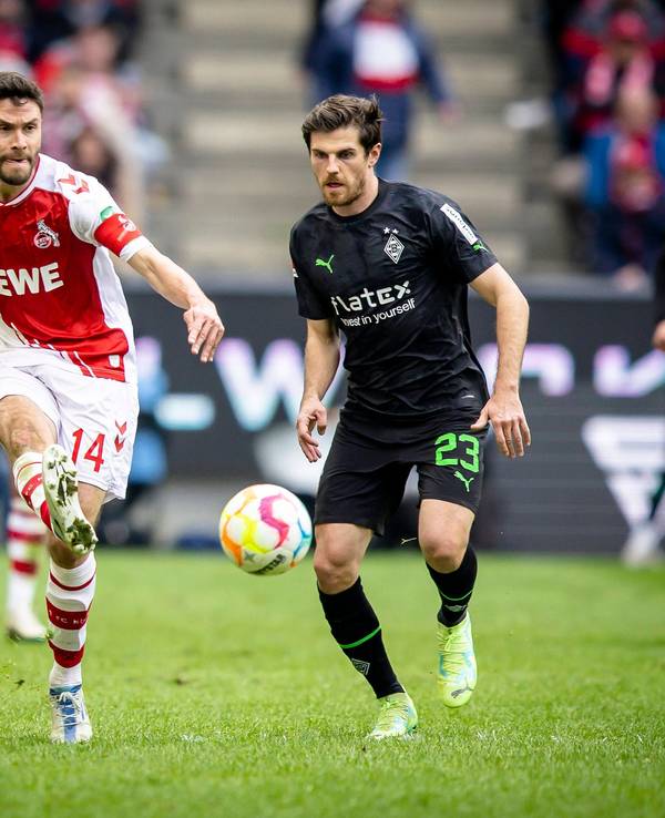 Am Sonntag (2. April 2023) endete das Derby zwischen dem 1. FC Köln und Borussia Mönchengladbach mit 0:0. Das Foto zeigt Kölns Jonas Hector (l.) im Duell mit Gladbachs Jonas Hofmann (r.).