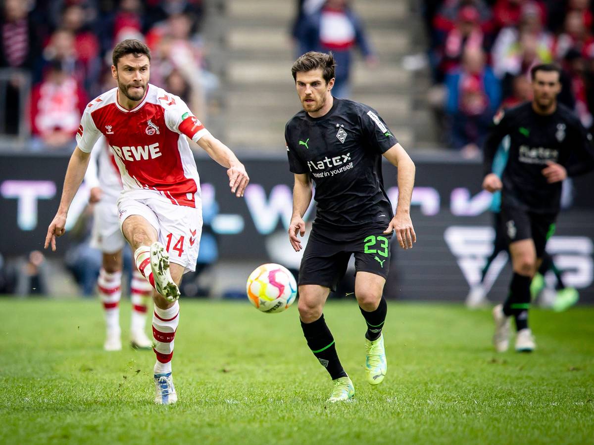 Am Sonntag (2. April 2023) endete das Derby zwischen dem 1. FC Köln und Borussia Mönchengladbach mit 0:0. Das Foto zeigt Kölns Jonas Hector (l.) im Duell mit Gladbachs Jonas Hofmann (r.).