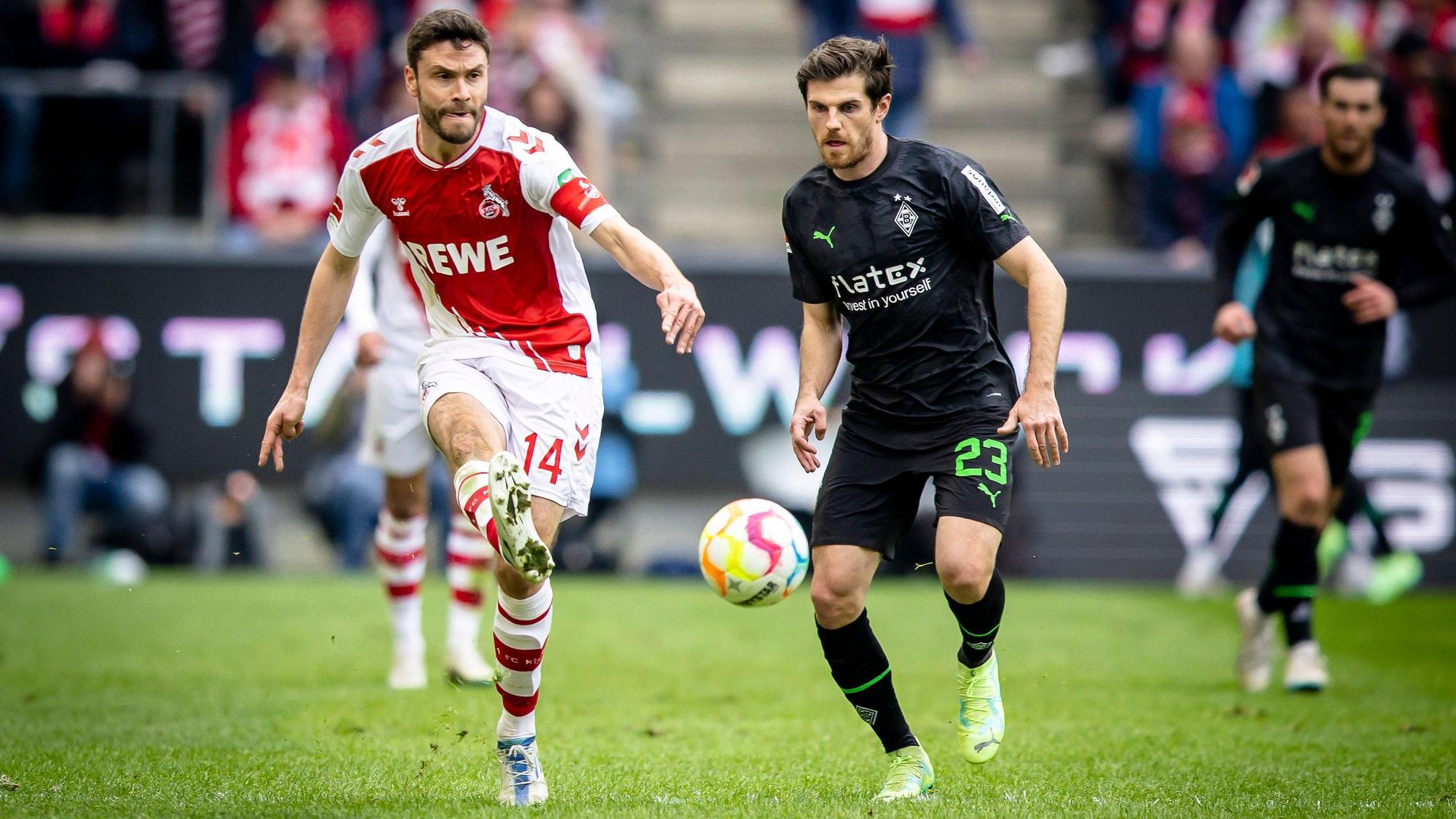 Am Sonntag (2. April 2023) endete das Derby zwischen dem 1. FC Köln und Borussia Mönchengladbach mit 0:0. Das Foto zeigt Kölns Jonas Hector (l.) im Duell mit Gladbachs Jonas Hofmann (r.).