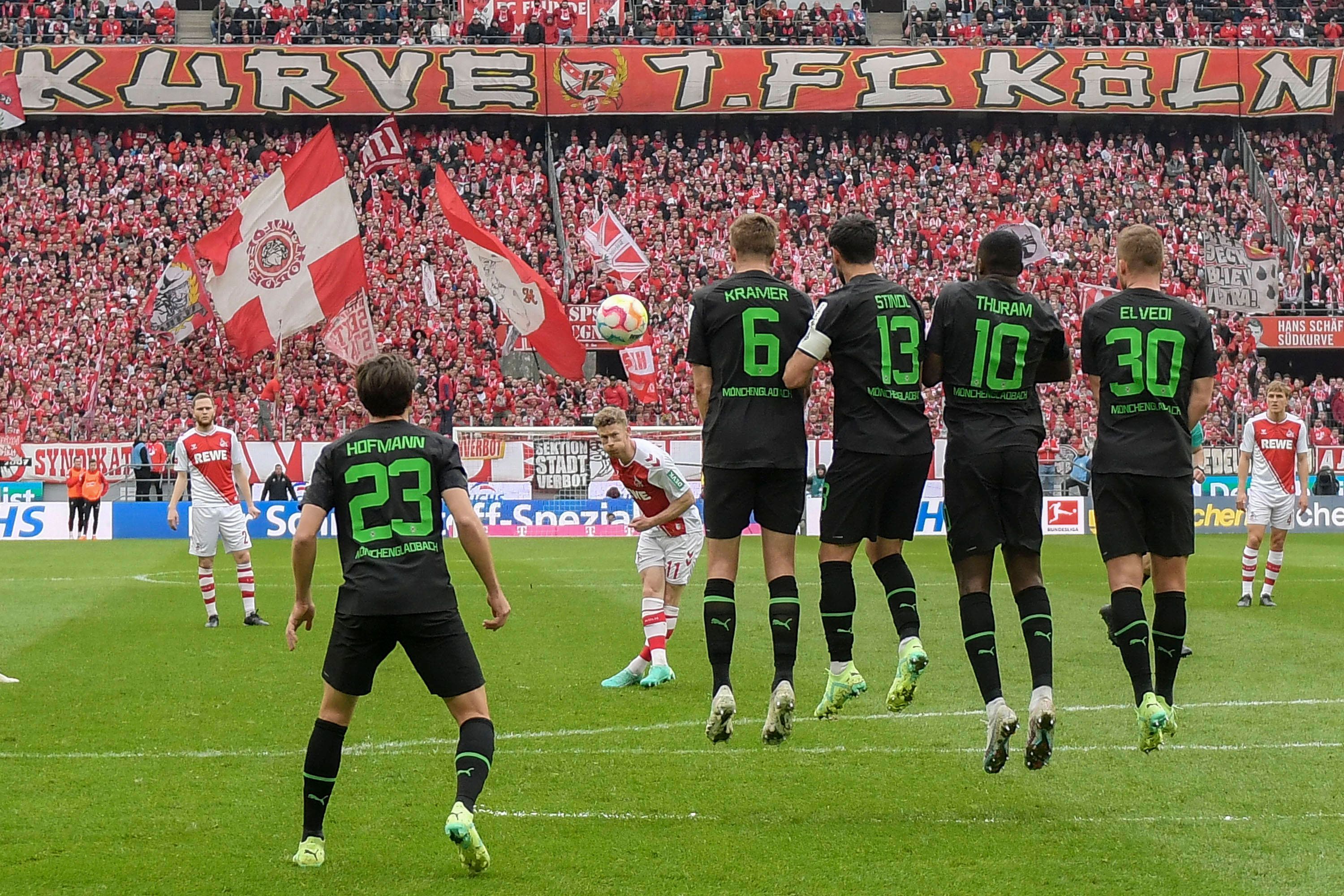 Am Sonntag (2. April 2023) erzielte Borussia Mönchengladbach ein 0:0 beim 1. FC Köln. Das Foto zeigt Kölns Florian Kainz beim Freistoß.
