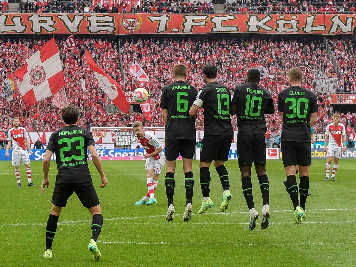Am Sonntag (2. April 2023) erzielte Borussia Mönchengladbach ein 0:0 beim 1. FC Köln. Das Foto zeigt Kölns Florian Kainz beim Freistoß.