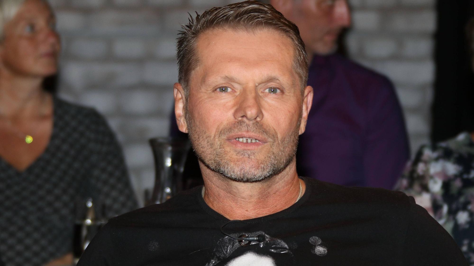 Uli Borowka, hier zu sehen als Gast in einer Talkshow am 31. August 2018, hat nach dem Derby zwischen Borussia Mönchengladbach und dem 1. FC Köln am Sonntag (2. April) den VfL scharf kritisiert.