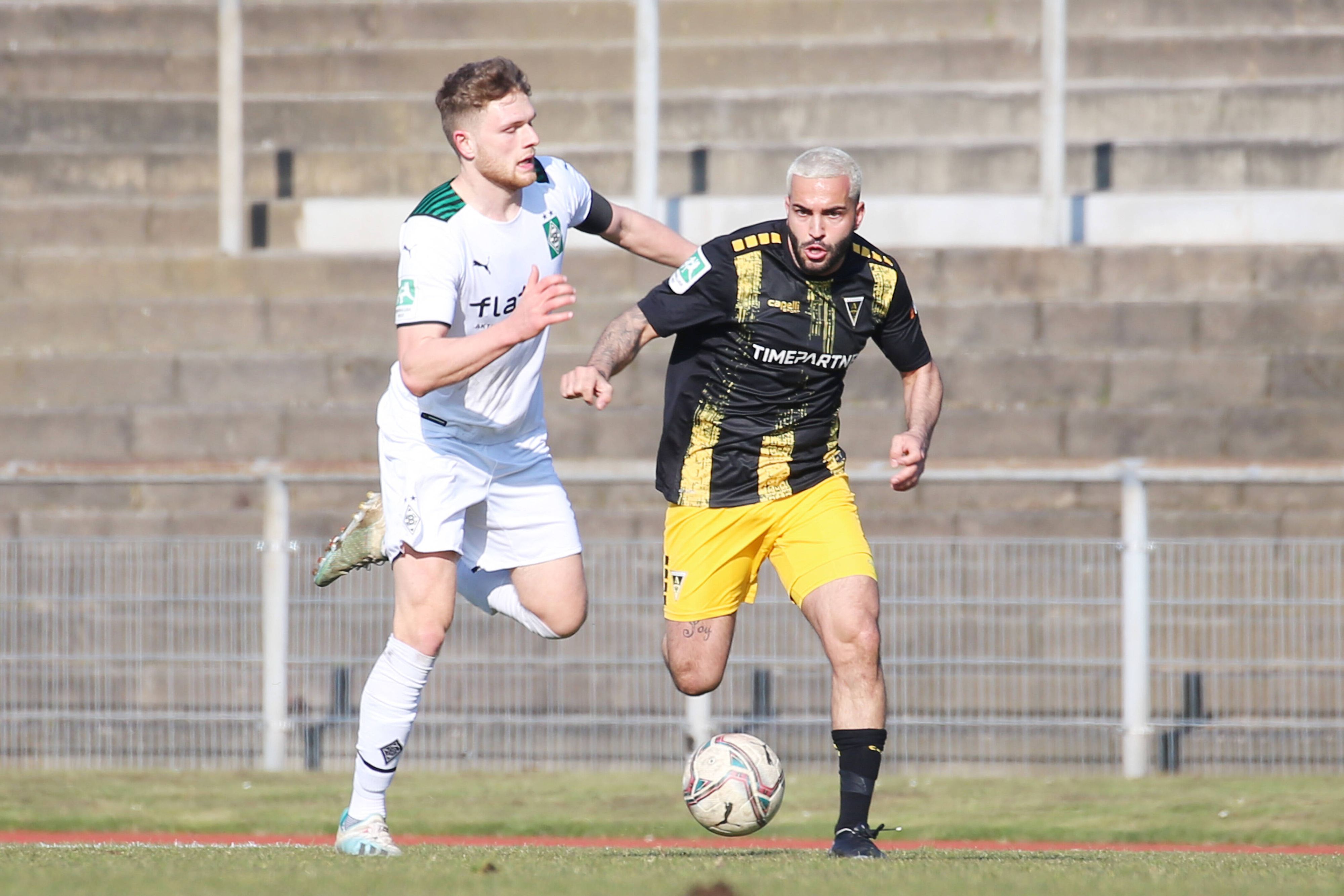Die U23 von Borussia Mönchengladbach hat am Sonntag (2. April 2023) einen 3:1-Sieg gegen Alemannia Aachen in der Regionalliga West geholt. Das Foto zeigt Gladbachs Steffen Meuer (l.) im Zweikampf mit Aachens Selim Gündüz (r.) in einem früheren Aufeinandertreffen am 5. März 2022.