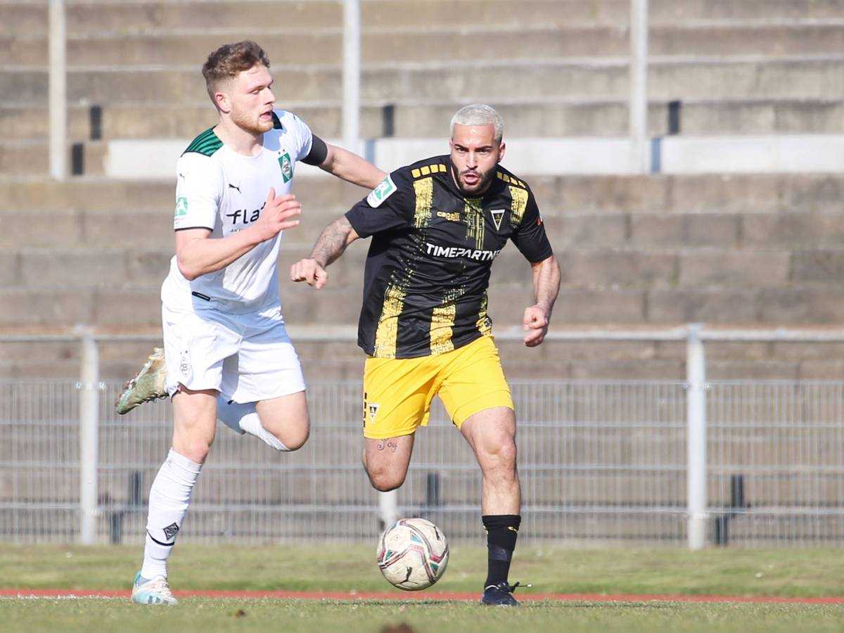 Die U23 von Borussia Mönchengladbach hat am Sonntag (2. April 2023) einen 3:1-Sieg gegen Alemannia Aachen in der Regionalliga West geholt. Das Foto zeigt Gladbachs Steffen Meuer (l.) im Zweikampf mit Aachens Selim Gündüz (r.) in einem früheren Aufeinandertreffen am 5. März 2022.