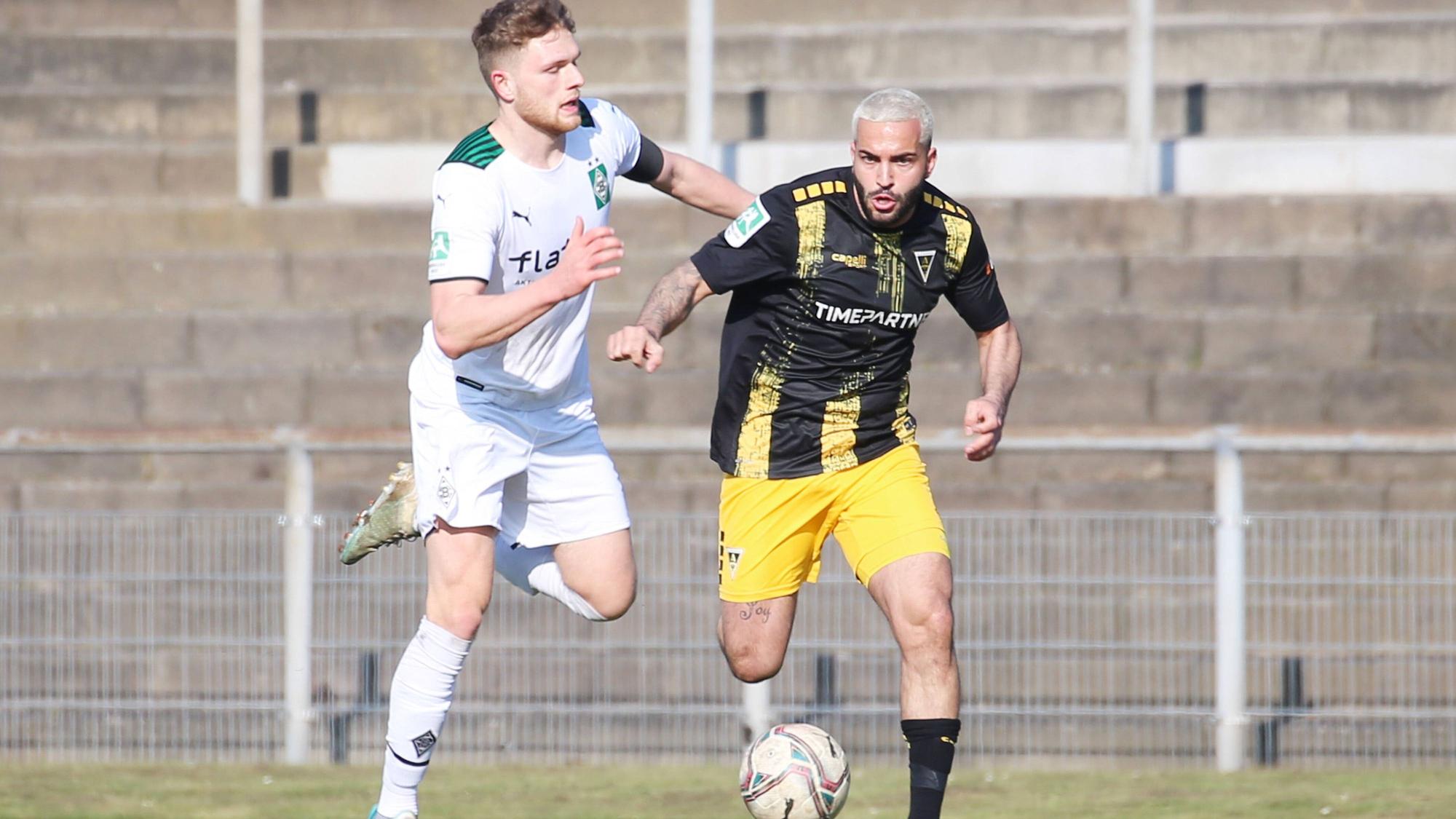 Die U23 von Borussia Mönchengladbach hat am Sonntag (2. April 2023) einen 3:1-Sieg gegen Alemannia Aachen in der Regionalliga West geholt. Das Foto zeigt Gladbachs Steffen Meuer (l.) im Zweikampf mit Aachens Selim Gündüz (r.) in einem früheren Aufeinandertreffen am 5. März 2022.