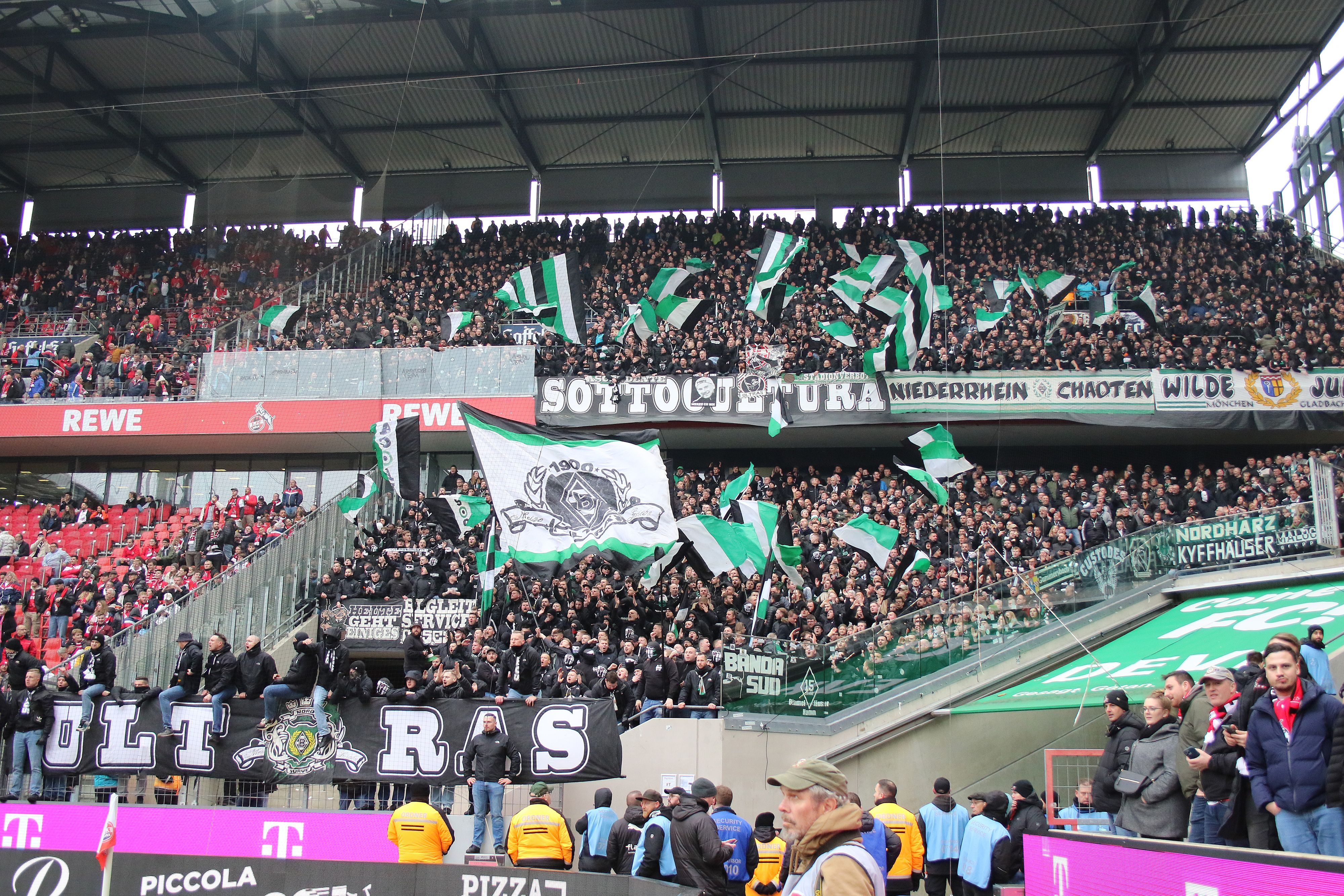 Die Fans von Borussia Mönchengladbach am 2. April 2023 im Gästeblock des Rhein-Energie-Stadions in Köln.