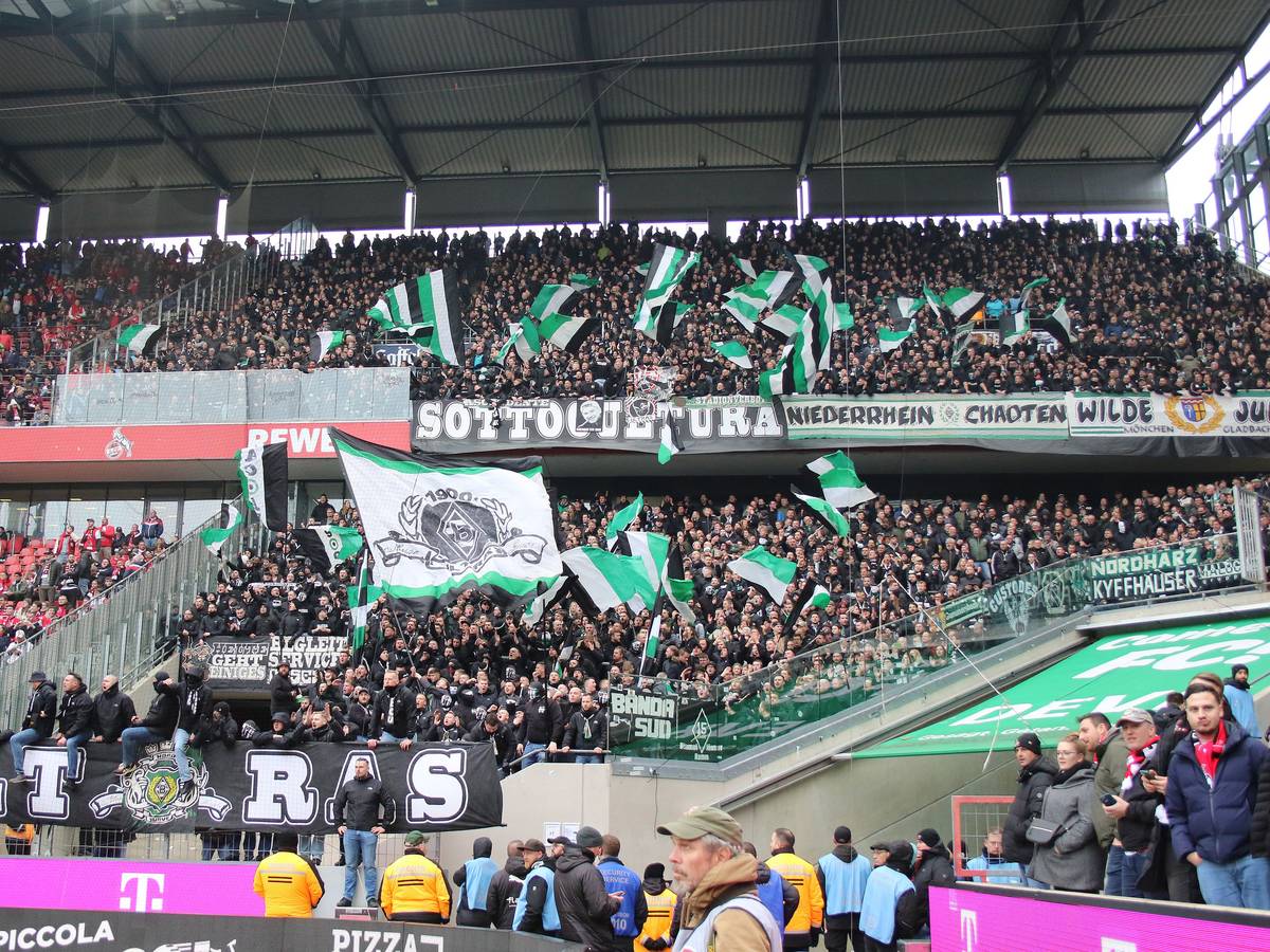 Die Fans von Borussia Mönchengladbach am 2. April 2023 im Gästeblock des Rhein-Energie-Stadions in Köln.