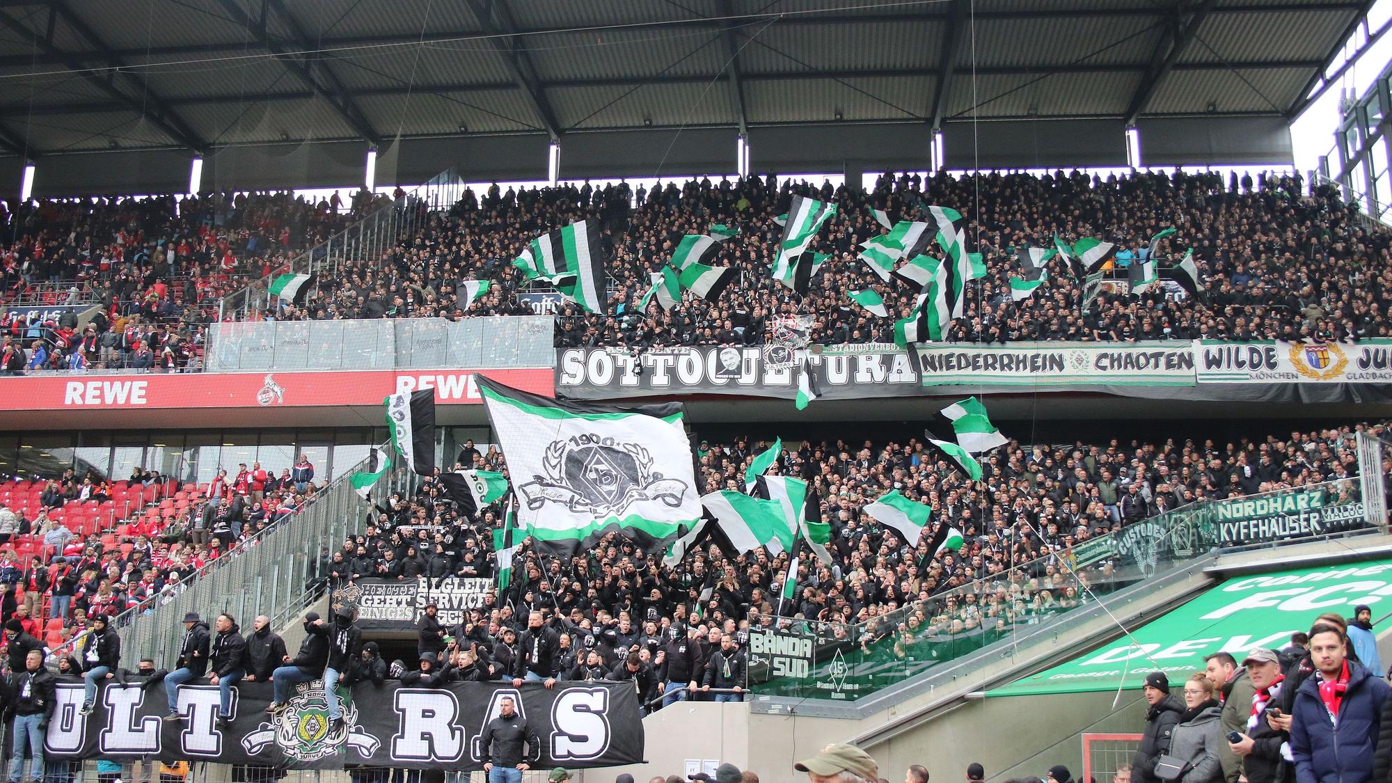 Die Fans von Borussia Mönchengladbach am 2. April 2023 im Gästeblock des Rhein-Energie-Stadions in Köln.