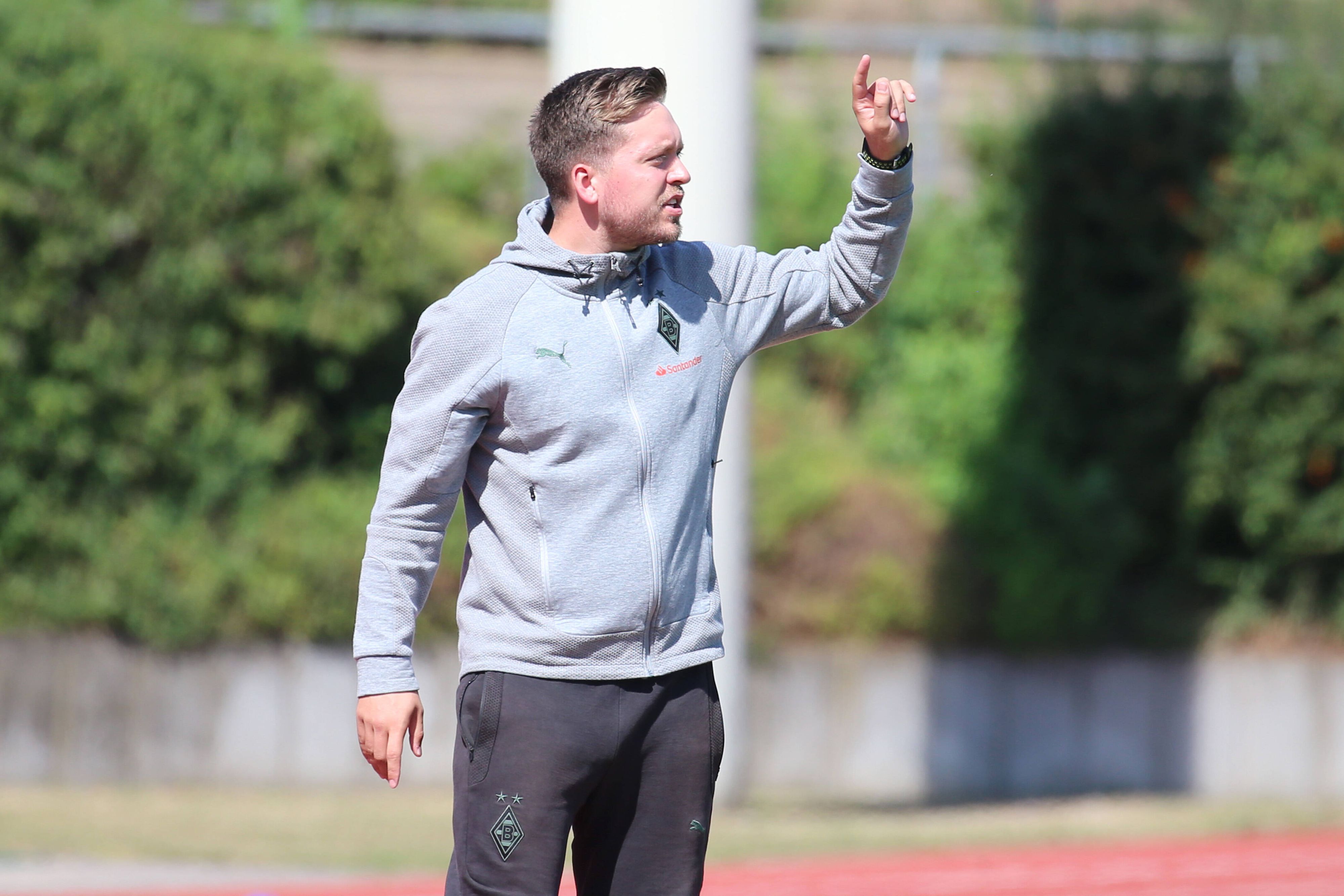 Trainer Jonas Spengler (Borussia Mönchengladbach Frauen) gibt am Spielfeldrand Anweisungen. Das Foto stammt vom 28. August 2022.