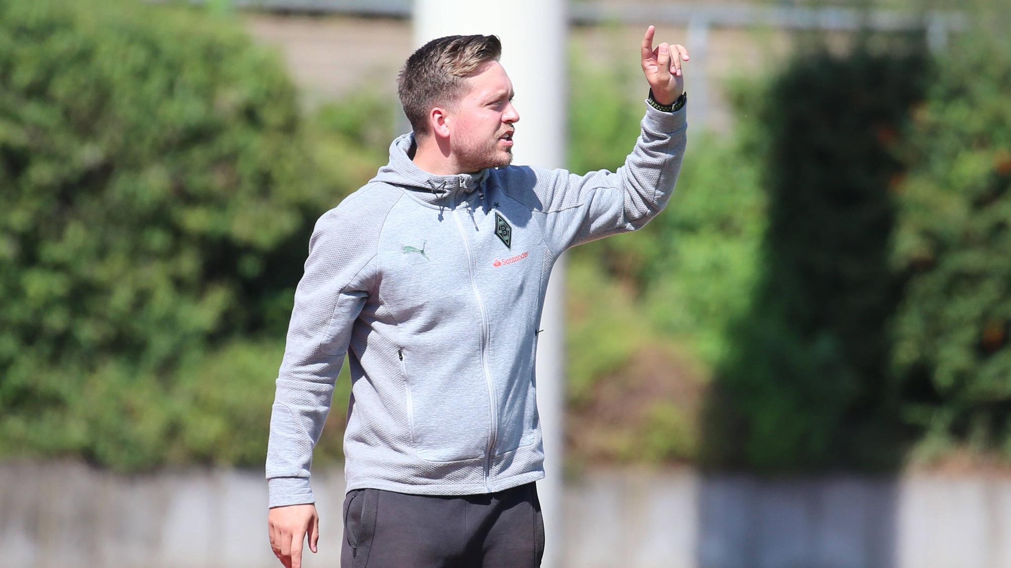 Trainer Jonas Spengler (Borussia Mönchengladbach Frauen) gibt am Spielfeldrand Anweisungen. Das Foto stammt vom 28. August 2022.