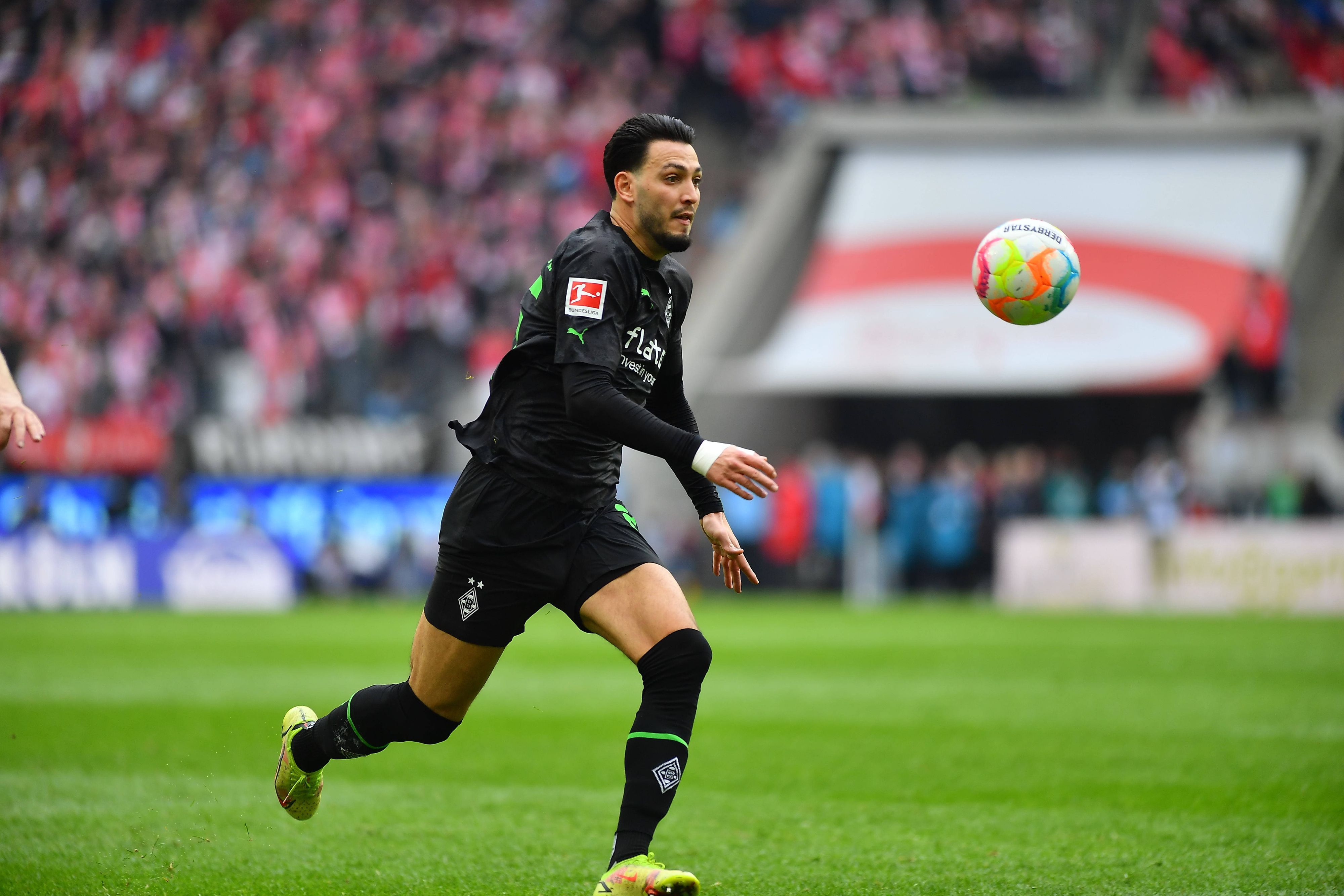 Ramy Bensebaini, hier beim Bundesliga-Derby gegen den 1. FC Köln am 2. April 2023, soll Borussia Mönchengladbach angeblich im Sommer Richtung Dortmund verlassen.