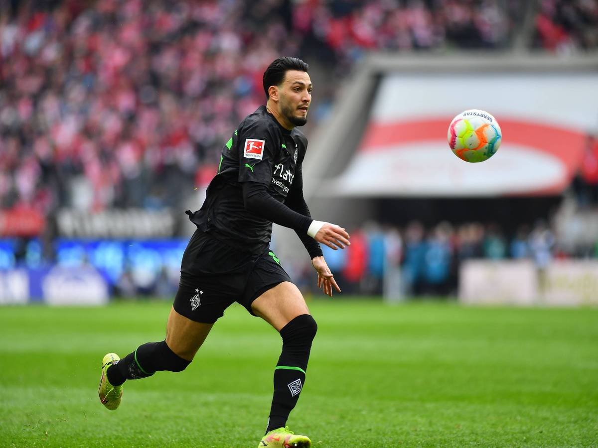 Ramy Bensebaini, hier beim Bundesliga-Derby gegen den 1. FC Köln am 2. April 2023, soll Borussia Mönchengladbach angeblich im Sommer Richtung Dortmund verlassen.