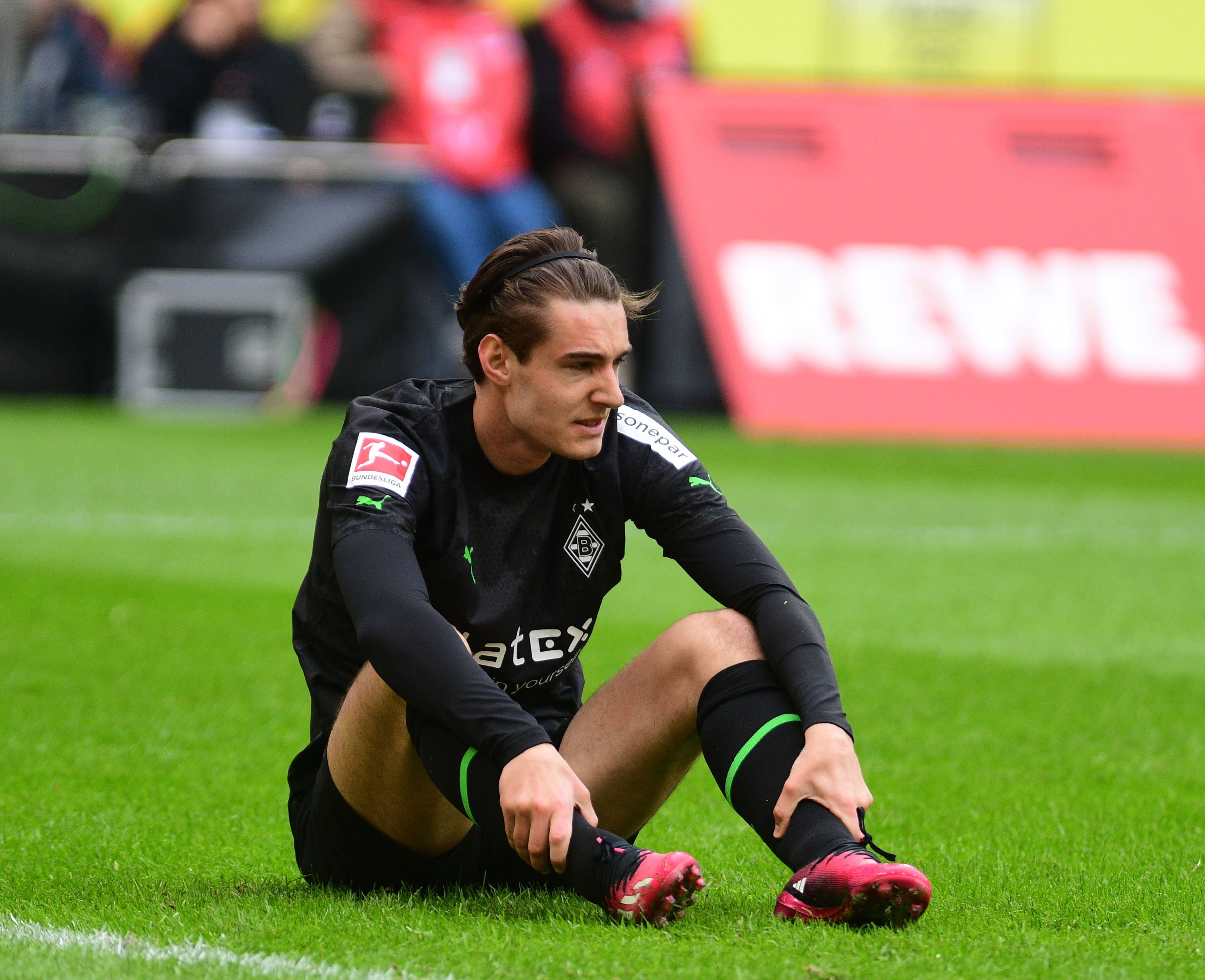 Enttäuschte Blicke bei Florian Neuhaus von Borussia Mönchengladbach. Der 26-Jährige wurde am Sonntag (2. April 2023) beim Derby gegen den 1. FC Köln im Strafraum gefoult – sein Team bekam aber keinen Elfmeter zugesprochen.